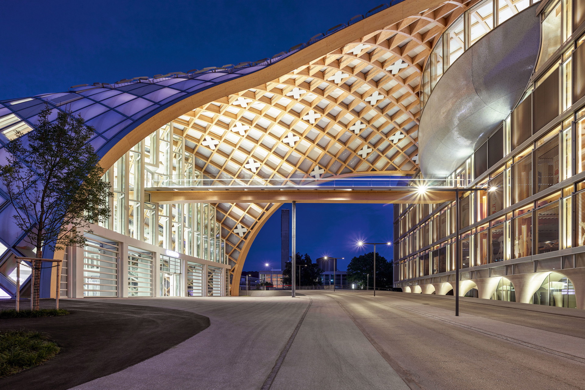 Schweizer Schwung: Mit millimetergenau berechneter Eleganz schwingt sich das 240 Meter lange Holzdach über das neue&nbsp;Headquarter von Swatch in Biel. swatchgroup.com