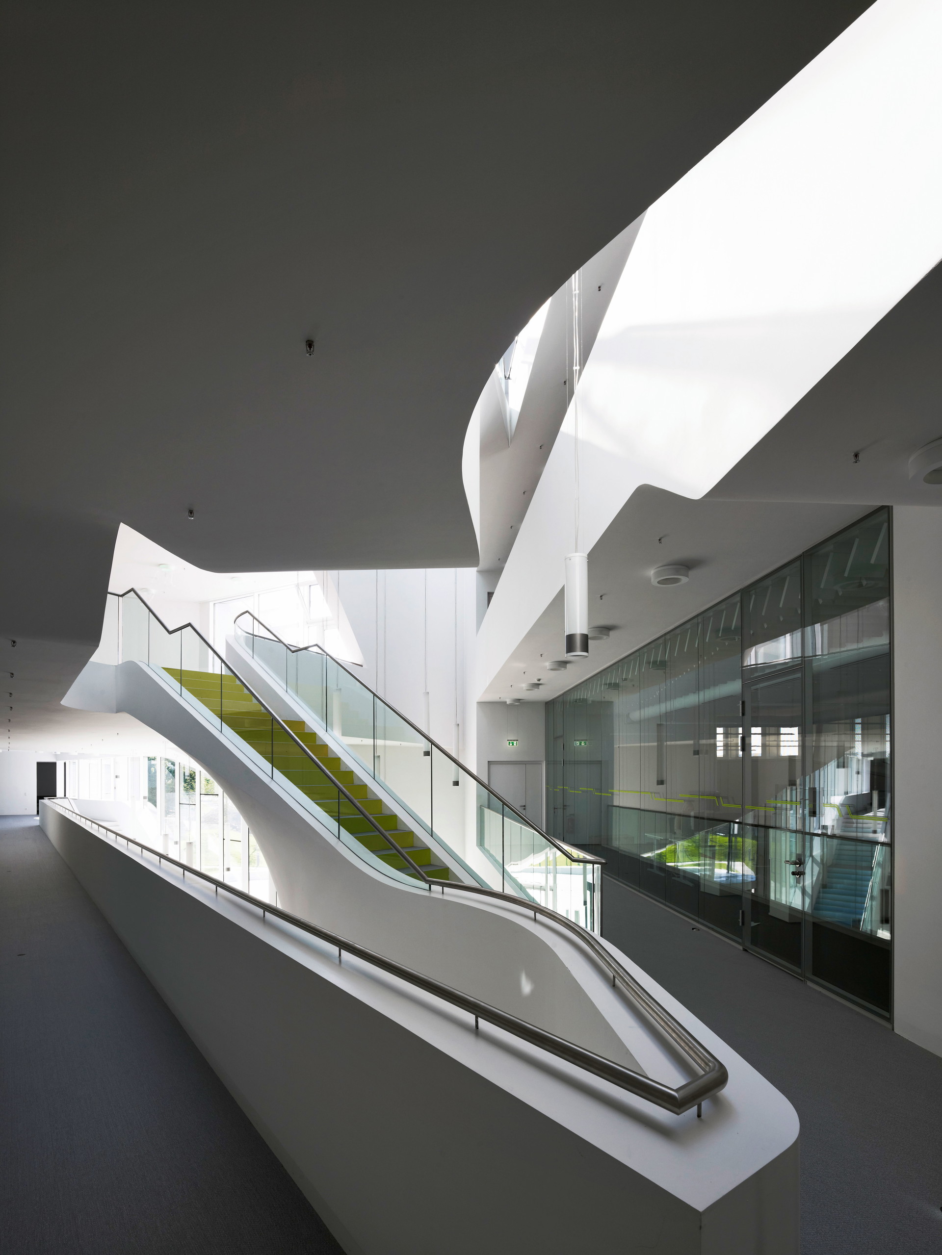 Form follows Communication: Dynamische Begegnungsräume am Zentrum für Virtuelles Engineering (ZVE) des Fraunhofer Instituts an der Universität Stuttgart. unstudio.com