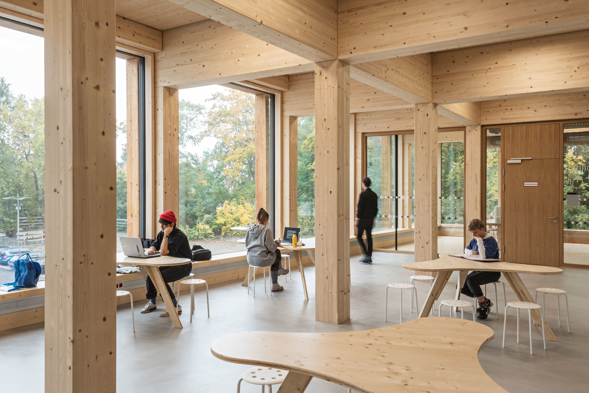 Natürliche Intelligenz: Alle Holz-Bauteile beim neuen Seminarzentrum der BOKU in Wien wurden mit Sensoren ausgestattet, die Informationen ans Facility Management funken. architektur.swap-zt.com