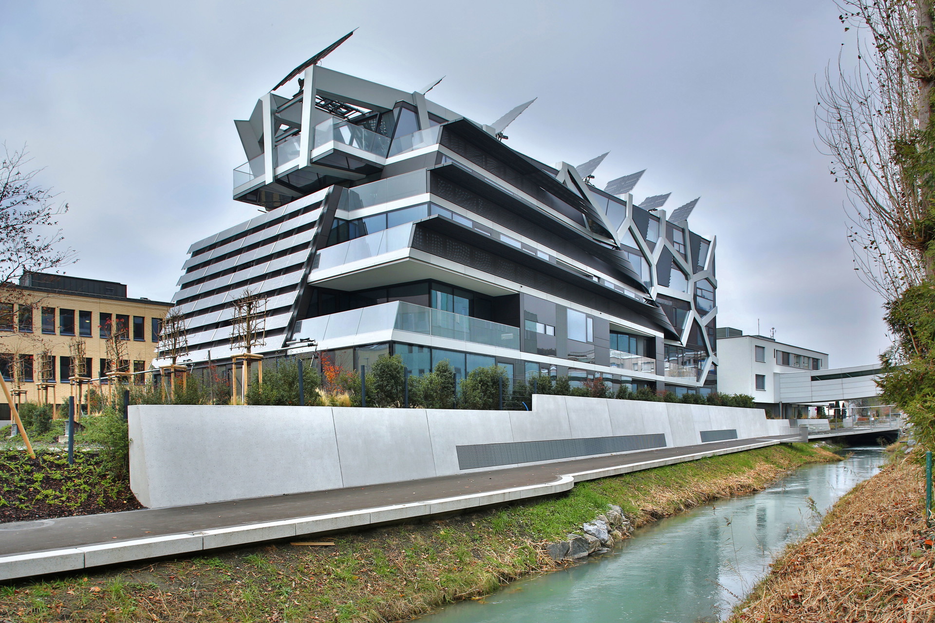 Gebautes Experiment: Das active energy building im liechtensteinischen Vaduz birgt eine ganze Fülle klimatisch-digitaler Innovationen. falkeis.com