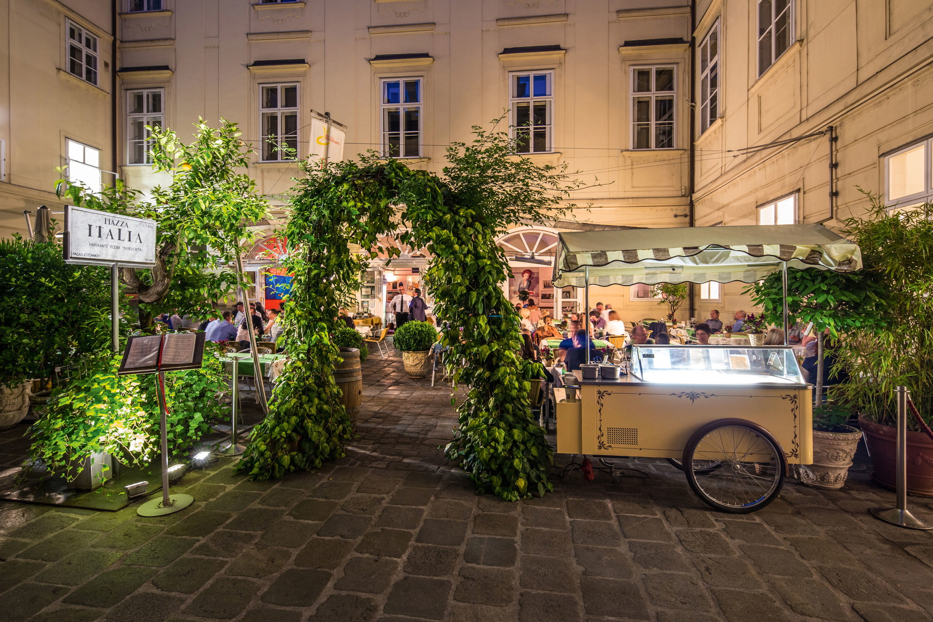 »Im Herzen Wiens mit Terrasse im Innenhof des historischen Palais Esterházy gelegen, wird das Lokal seit 30 Jahren von Familie Barbaro mit neapolitanischen Wurzeln geführt – dies spiegelt sich in jedem Gericht wider.«
Regina Margherita, Wien.