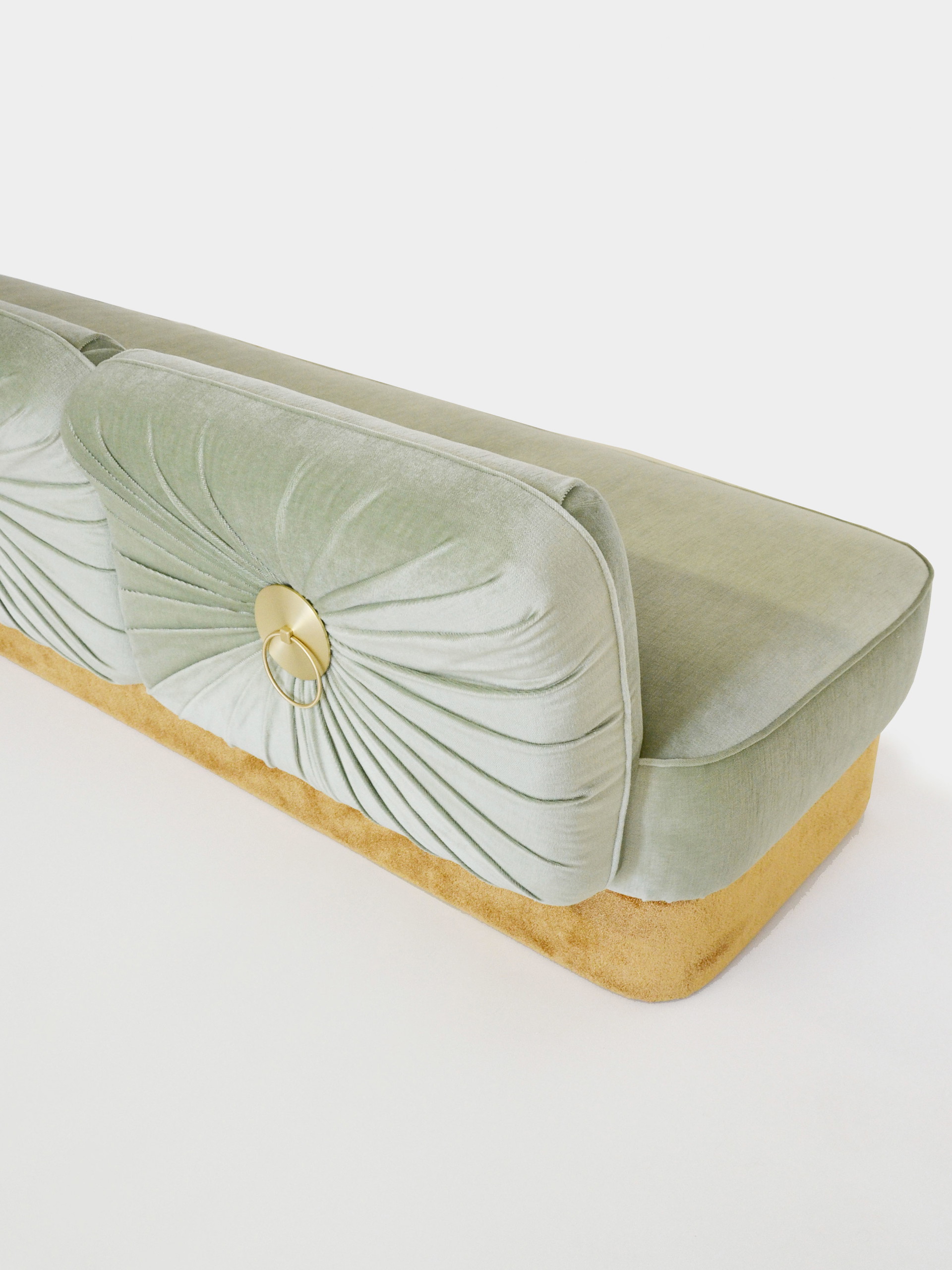 Sanfte Stütze: Im Rücken Samt und der Hauch einer antiken Puderdose: das »Powder Sofa« von Celestinos Label Attico Design.&nbsp;cristinacelestino.com