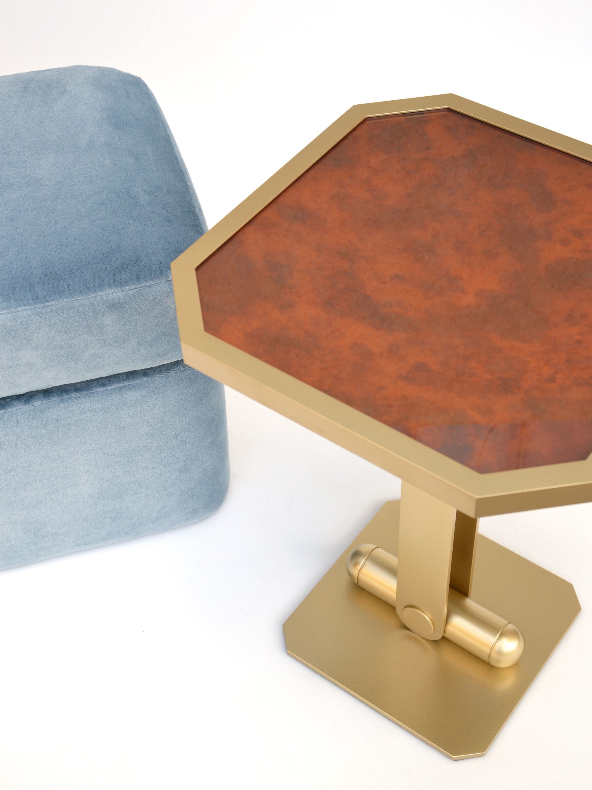Manschettenknopf: Der »Cufflinks Coffeetable«: ein spiegelndes Schmuckstück im Mid-Century-Modern-Look.