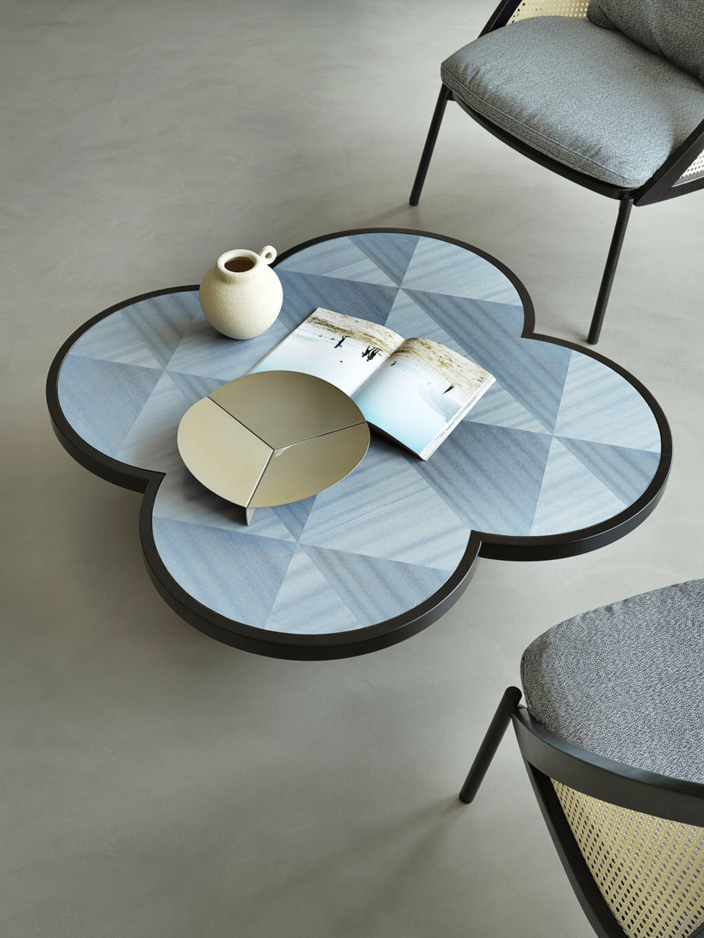 Lebendige Klassik: Schwungvoll in die Tiefe: Tisch aus der Kollektion »Caryllon« der Gebrüder Thonet Vienna. gebruederthonetvienna.com