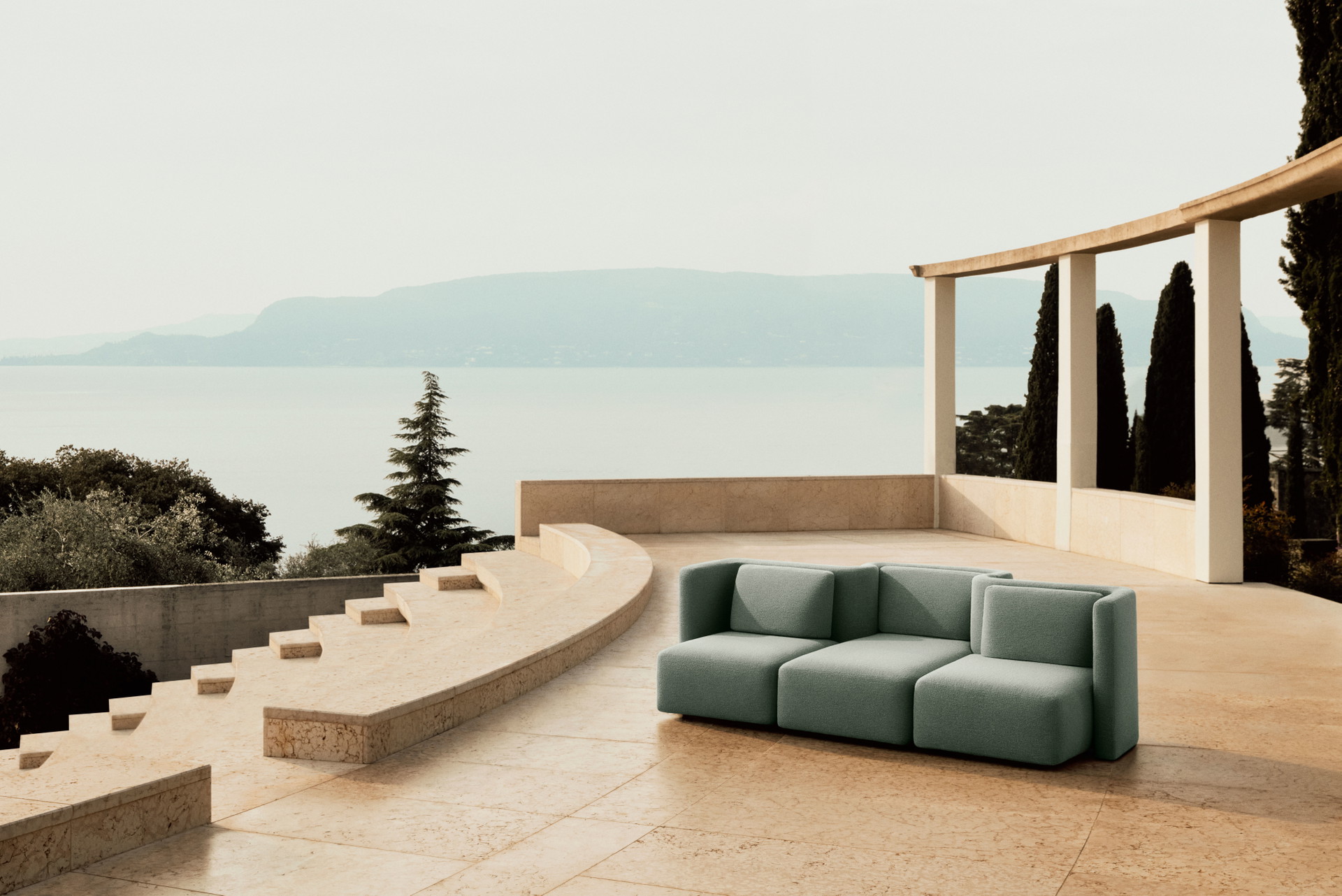 Weiter Raum: Opulenz und ausladender Komfort mit dem Flair des Retro-Future-Designs: die 2021-Kollektion »Gala« von Saba Italia. sabaitalia.it