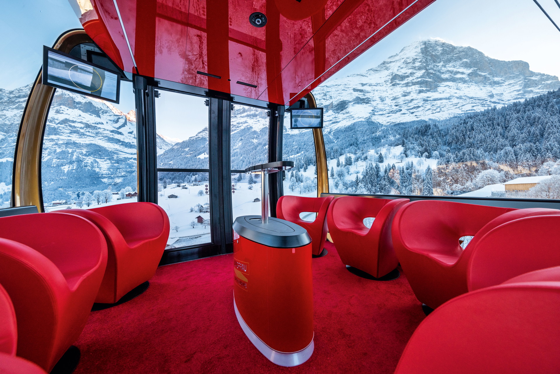 Nichts für Pendler: Man muss zwar nicht im Schweizer Interlaken gemeldet sein, um die Luxusgondel des Eiger Express benützen zu dürfen, bei rund 11.000 Euro pro Jahr Gebühr für die Mitgliedschaft im Club zahlt es sich aber doch eher für Immo-Eigentümer und Dauergäste aus.