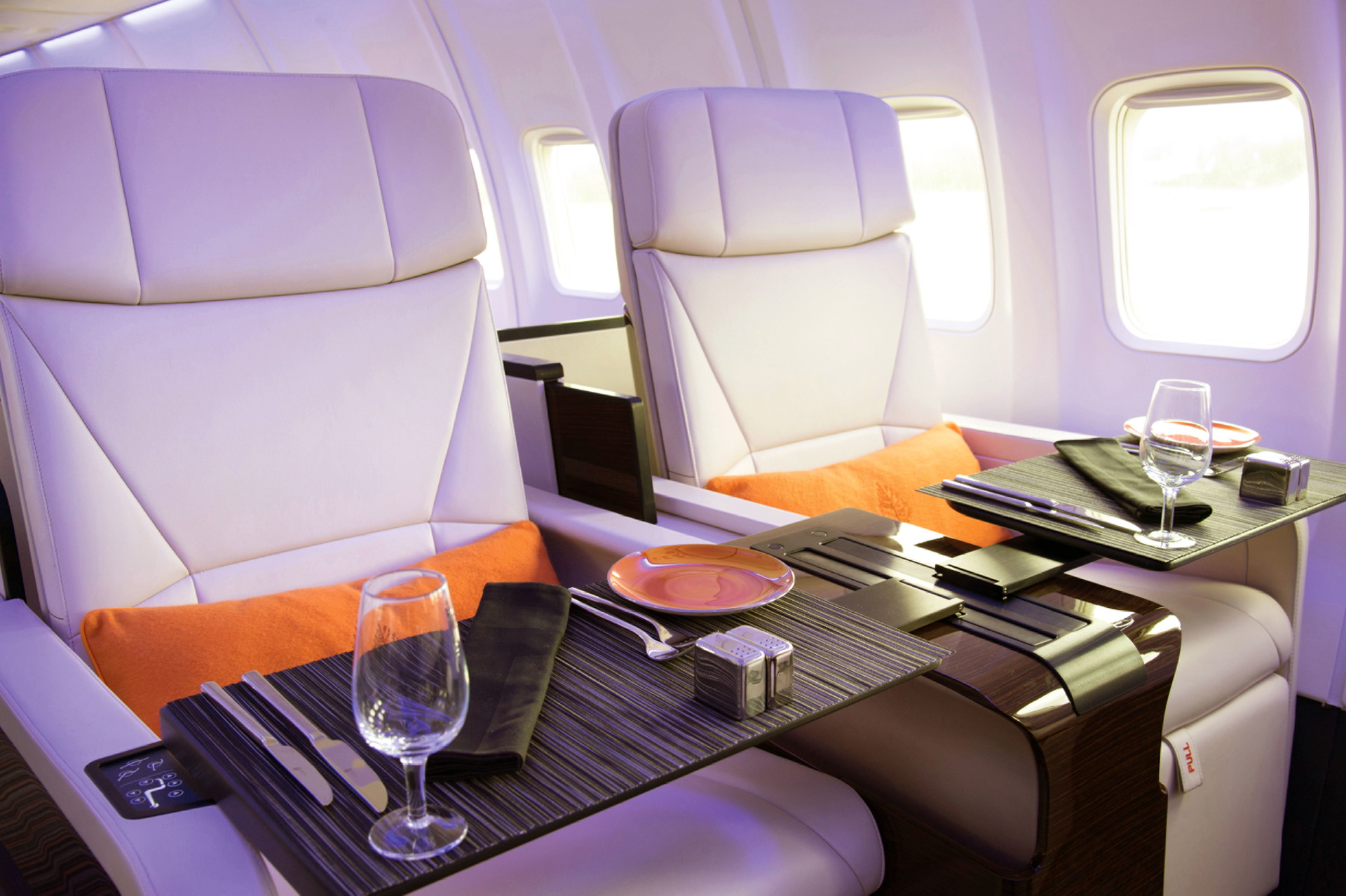 Besser als First Class: Der nächste Streich von Four Seasons: der eigene Jet, ein heuer neu eingesetzter Airbus 320. Ein eigener Bordarzt fliegt mit, die Route kann jederzeit abgeändert werden.