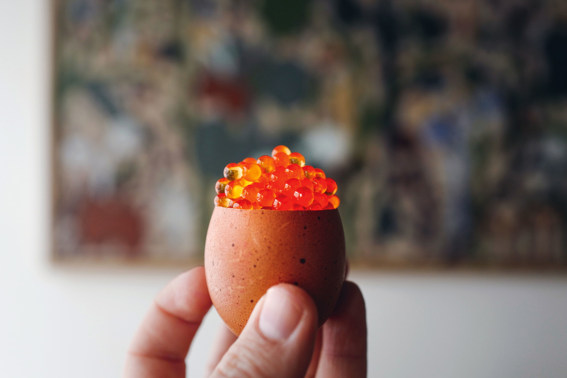 Gruß aus der Küche: Im »Grön« in Helsinki wird viel Wert darauf&nbsp;gelegt, wie das Essen in der offenen Küche zubereitet und dann präsentiert wird. Die Einrichtung ist äußerst schlicht und funktional. restaurantgron.com