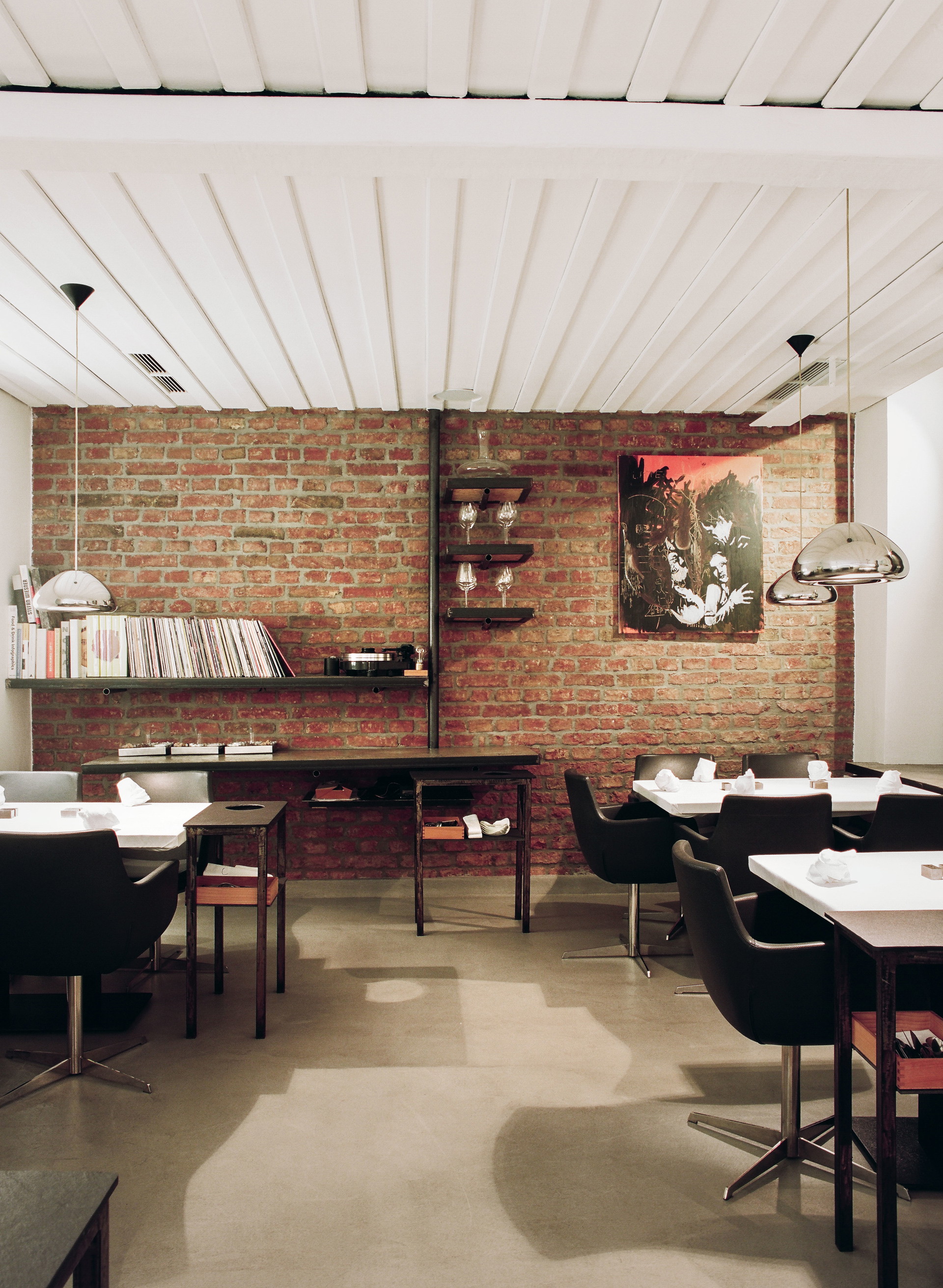 Essen bei Freunden: Minimalistischer Schick und ein Plattenspieler: Das innovative Wiener Familienrestaurant »Mraz &amp; Sohn« setzt auf Understatement und herzliche Atmosphäre.&nbsp; mrazundsohn.at