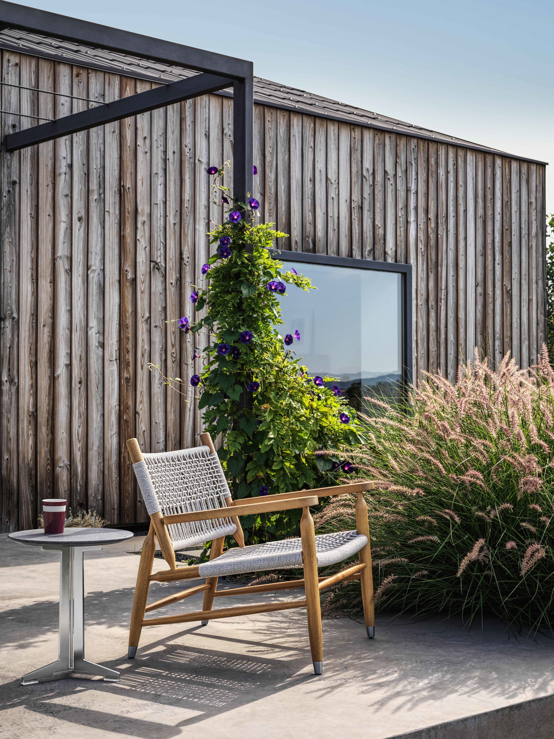 Tessa Outdoor armchair, Fly Outdoor side table.