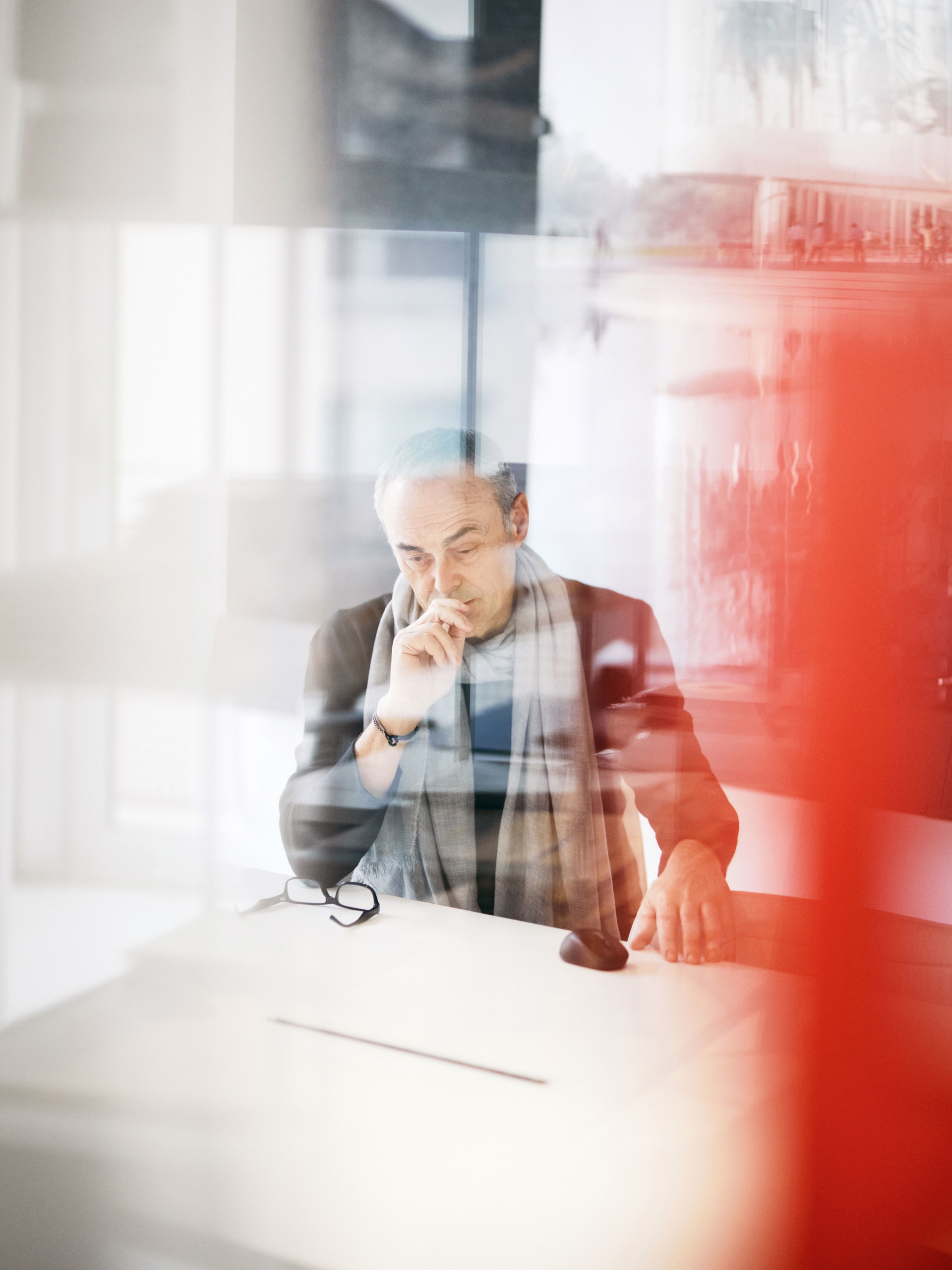 Learning from China: Auf der Suche nach großen Maßstäben – und nach der Freiheit, Visionen umzusetzen: Roman Delugan in seinem Büro am Mittersteig in Wien.