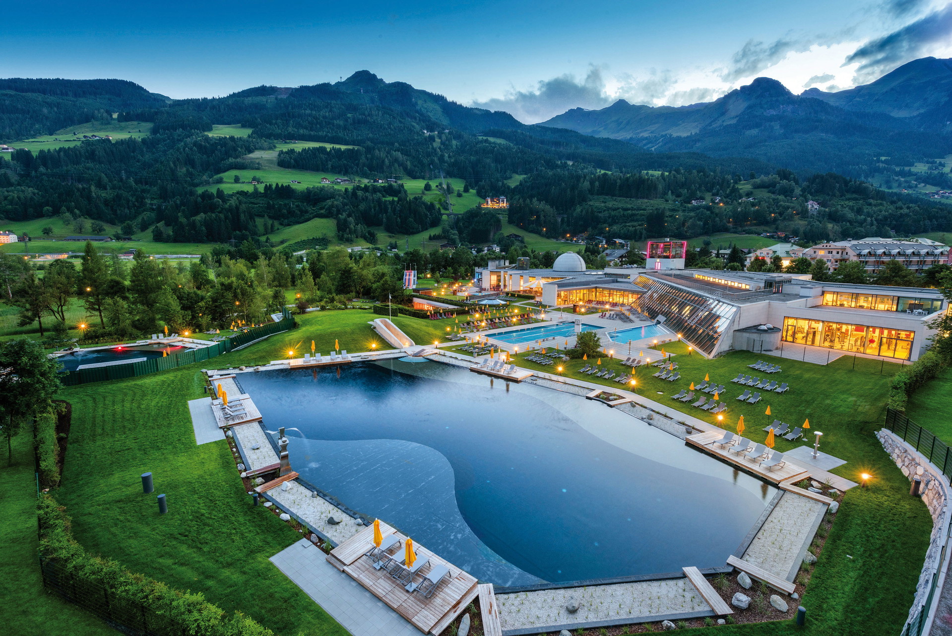 Hot Tub: Ein Naturpool, der einen Bergsee zitiert, aber mit Thermalwasser gefüllt ist. Ja, so etwas gibt’s wirklich – in der Alpentherme in Gastein. alpentherme.com