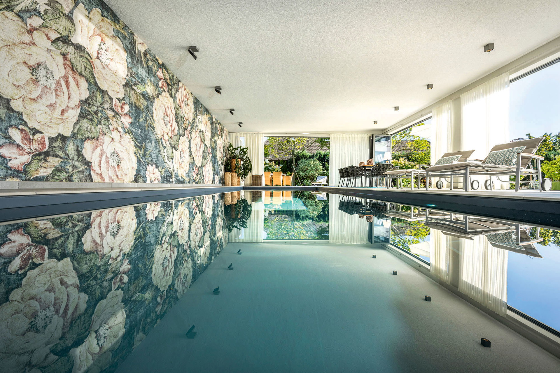 Nichts wie rein: Natur- bzw. Living Pools sind auch Indoor-Thema. Kein Chlorgeruch stört hier das natürliche Badevergnügen. freiraum.cc