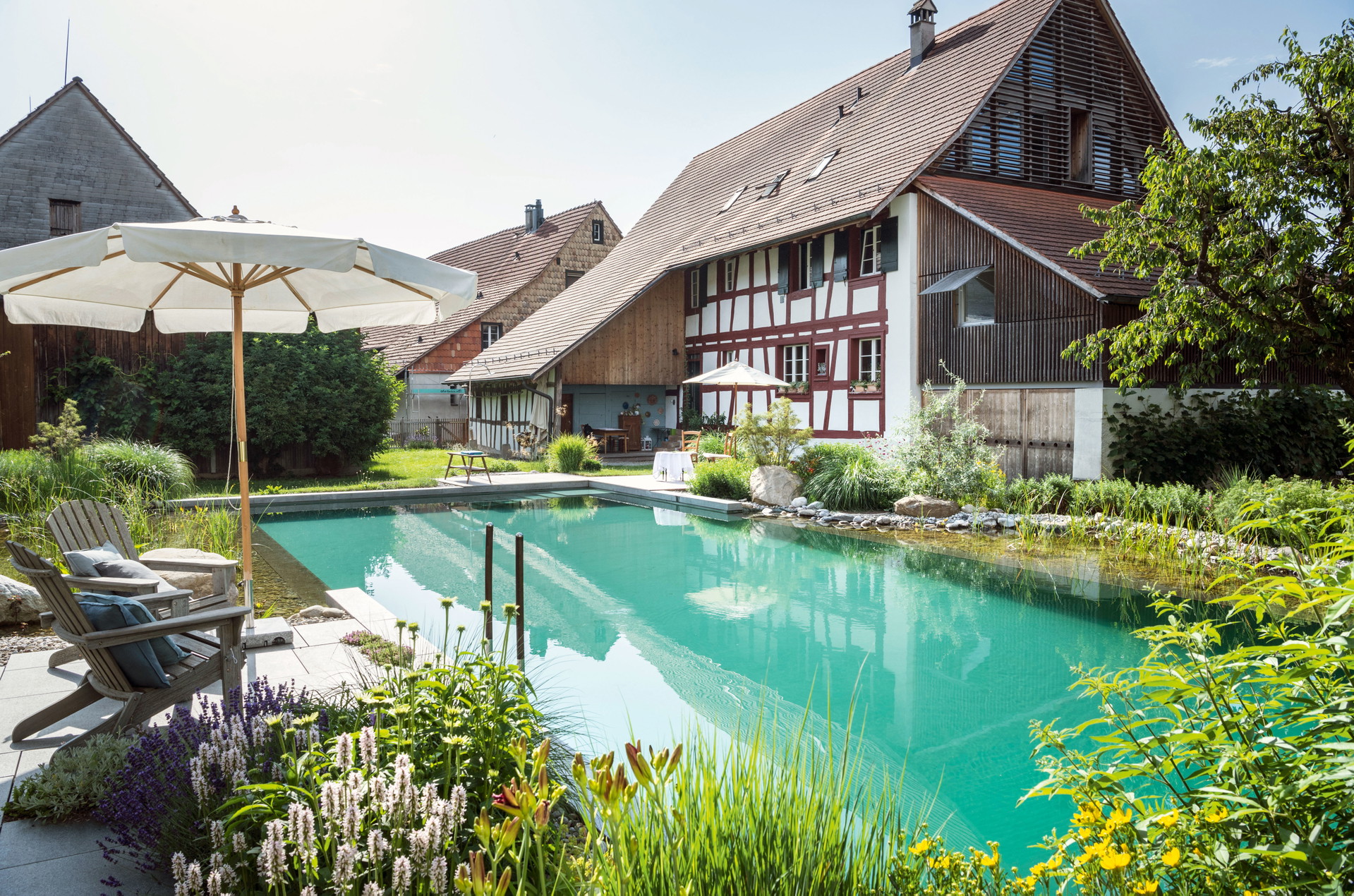 Wasserfarbe: Mit der richtigen Pool-Folie lässt sich ziemlich jeder Farbton treffen, wie bei diesem preisgekrönten Projekt (bsw-Award) von Grimm Gärten in der Schweiz. teichmeister.de&nbsp;