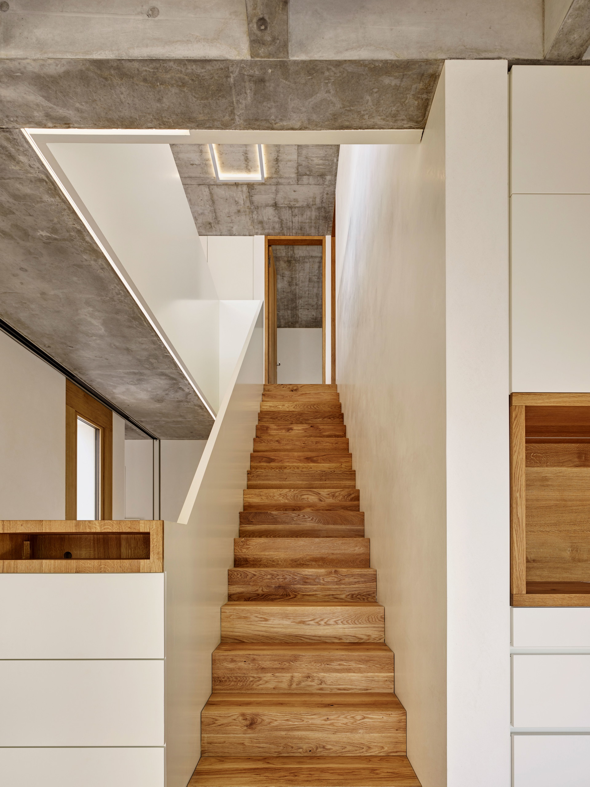Dezenter Dreiklang: Die Trilogie aus Holz, Putz und Beton sorgt dank hochwertiger Verarbeitung und sparsamem Materialeinsatz bei diesem Haus in Vaduz für nachhaltige Qualität. baumschlager-eberle.com