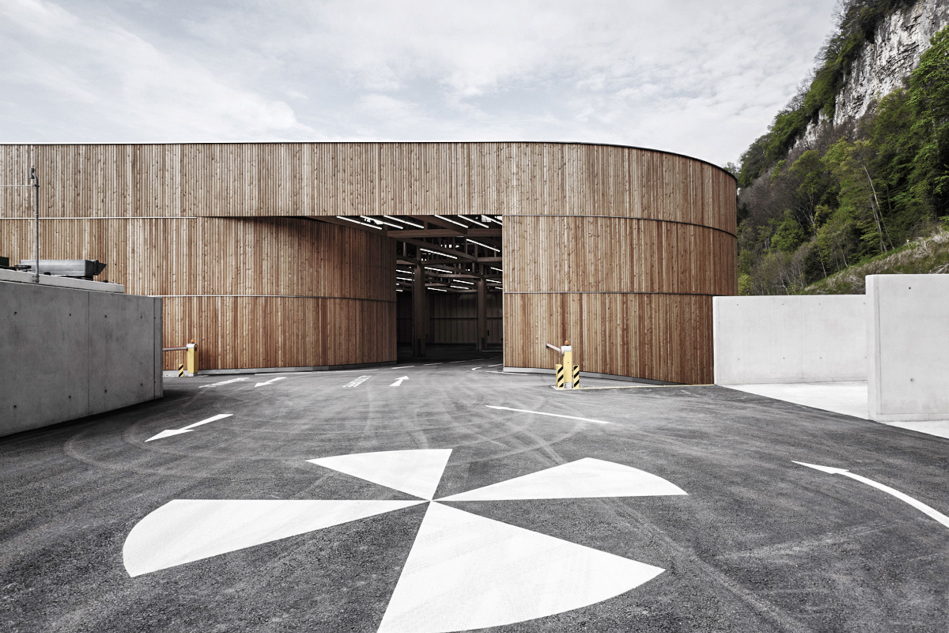 Sakrale Stoffsammlung: Sieht aus wie ein geheimnisvoller Schrein aus Holz, ist aber das Altstoff-sammelzentrum in Feldkirch, eine Kathedrale des Recyclings aus heimischer Lärche. marte-marte.com