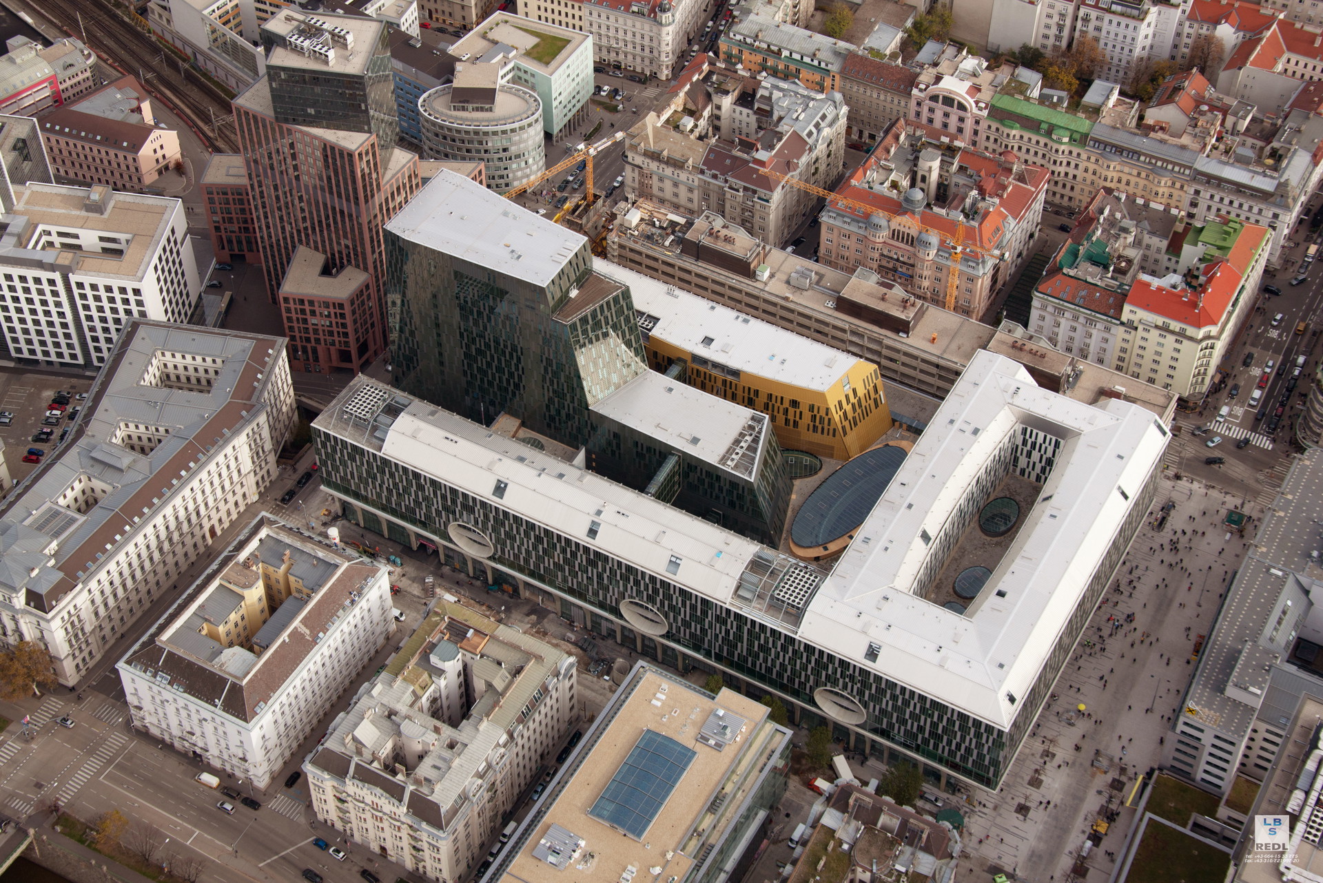 Bahnhof mit Bonus: Wien-Mitte schichtet Bahn, U-Bahn, Shoppingmall und Finanzamt dicht gepackt übereinander. ortner-ortner.com
