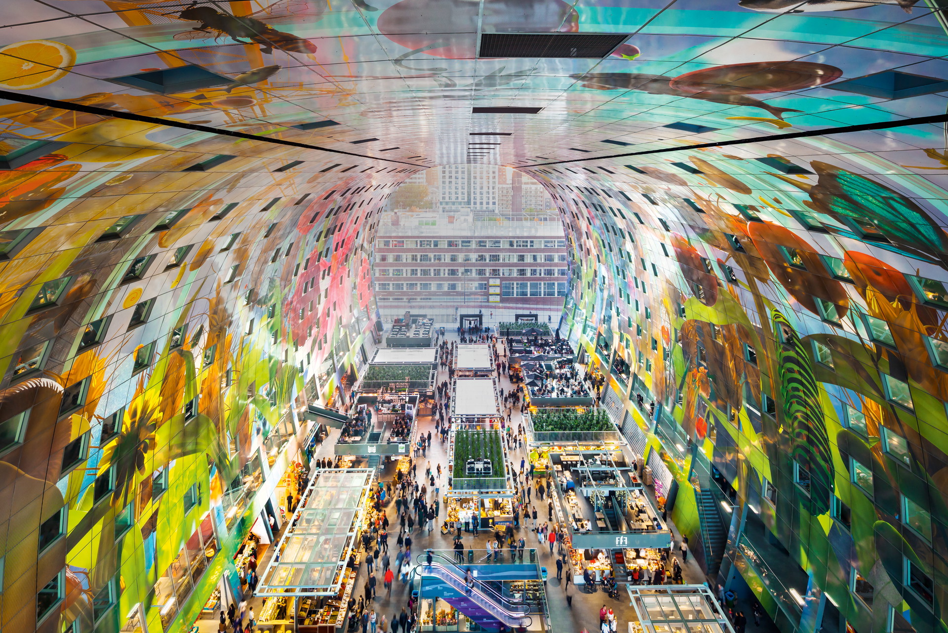 Toller Tunnel: Die Markthal in Rotterdam rahmt den Fisch- und Gemüseeinkauf mit 228&nbsp;Wohnungen und einem 11.000&nbsp;Quadratmeter großen Kunstwerk ein. mvrdv.nl