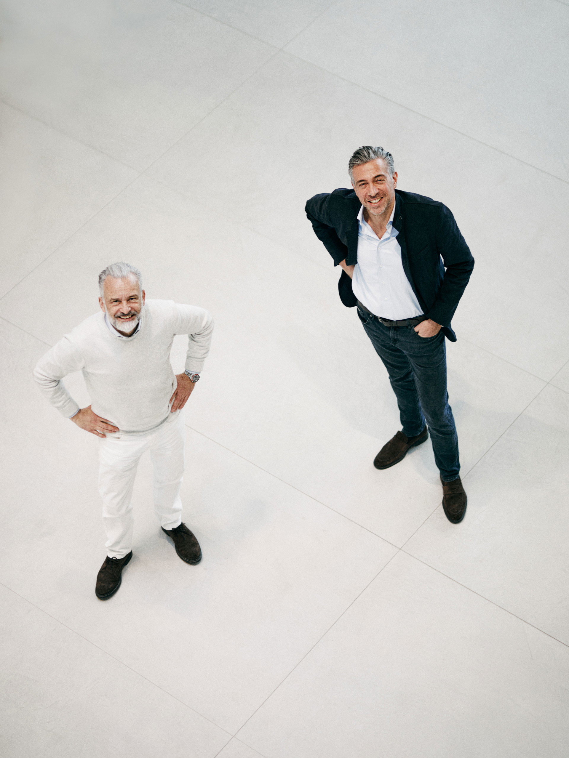Zwei Positionen wie Schwarz und Weiß: Mitnichten! Mit der Zeit haben Architekt Stephan Ferenczy (links) und Bauherr Andreas Holler gut und gerne Kompromisse geschlossen.