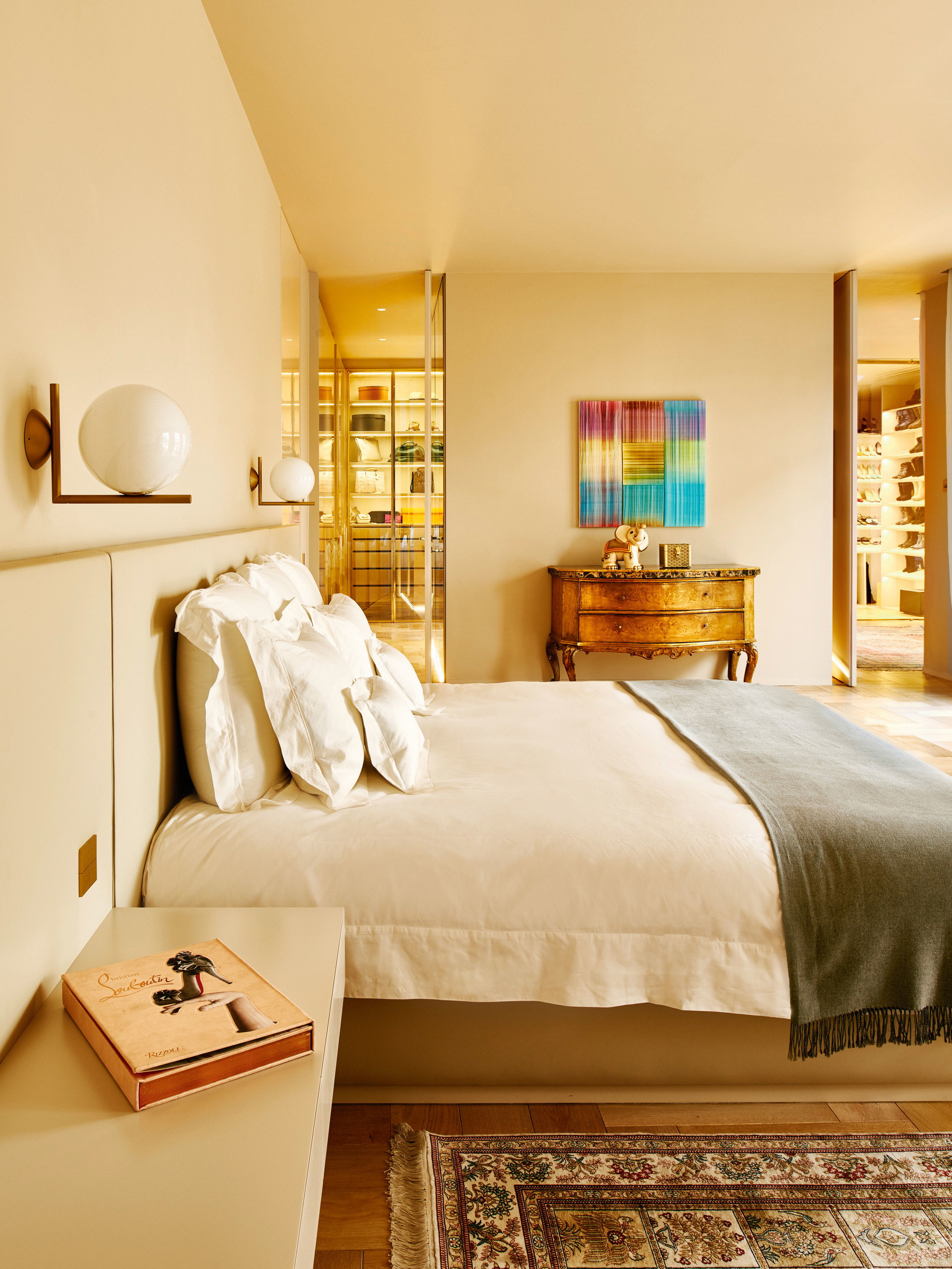 Rückzugsort: Das maßgefertigte Bett stammt von Ramón Esteve, die Wandleuchten von Michael Anastassiades. Das Gemälde ist vom französischen Künstler Bernard Frize.&nbsp;flos.com