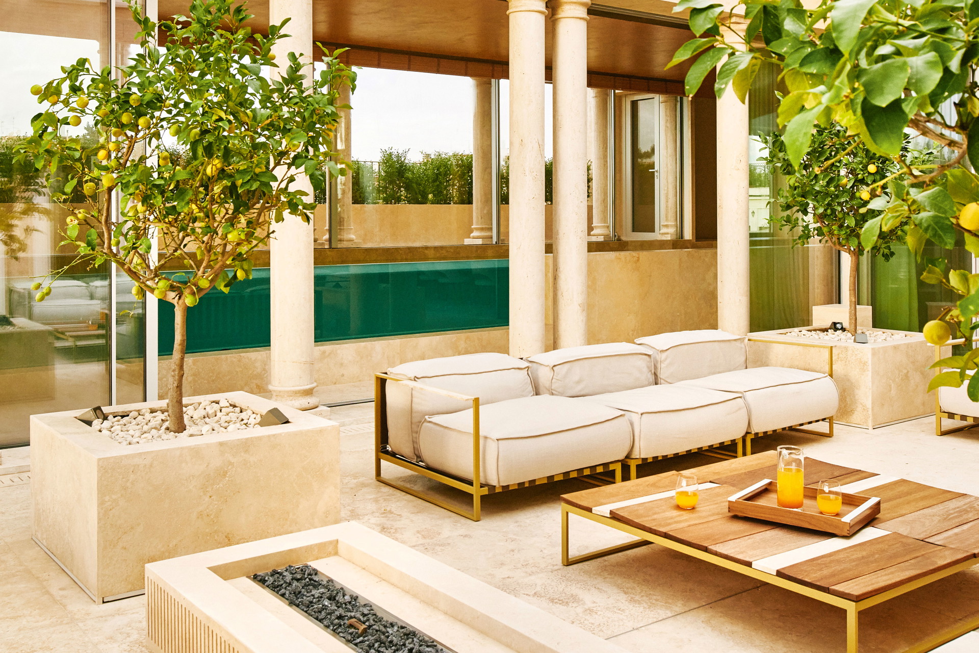 Volle Pracht. Pflanzentröge mit Zitronenbäumen sorgen für mediterranes Flair. Im Hintergrund der beheizte Pool und Outdoor-Möbel aus der Kollektion »Casilda«. talentisrl.com
