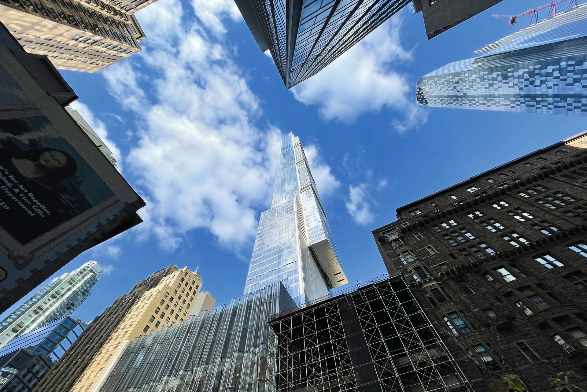 Hoch hinaus: Der Central Park Tower gehört zur »Billionaires’ Row« in New York. Exklusive, schmale Hochhäuser: Einige von ihnen sind mittlerweile baufällig.
