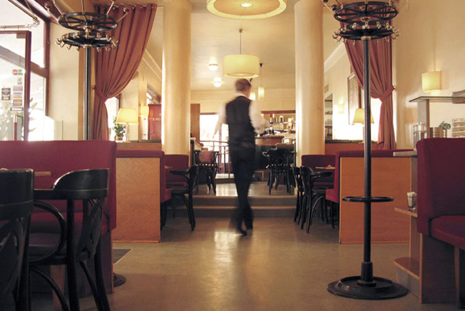 »Café Engländer«, Wien. »Keine Erklärung notwendig: Das ›Engländer‹ ist unverzichtbar. Ich bin seit der Eröffnung Stammgast, was mich noch kein Kellner je hat spüren lassen.«