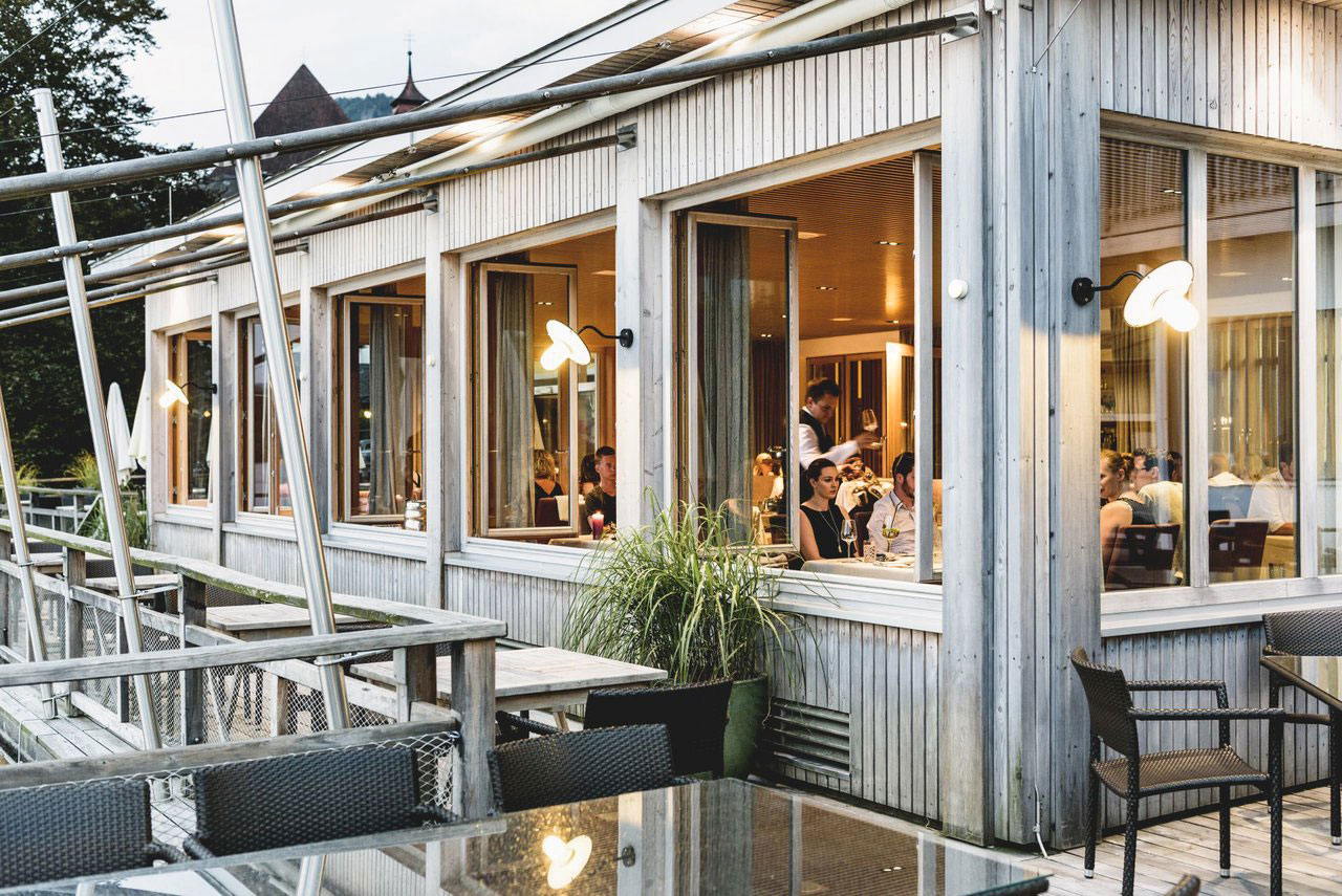 Restaurant »Bootshaus«, Traunkirchen.&nbsp;»Mit dem ›Bootshaus‹ setzt Wolfgang Gröller seinem Reich am Traunsee die Krone auf. Die Küche ist mit Hauben dekoriert. Für den Blick auf meinen Lieblingsberg, den Traunstein, muss die Auszeichnung erst erfunden werden.«