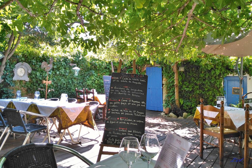 Restaurant »Les Sarments«, Puyloubier. »Ein Spitzenrestaurant in dem winzigen Dorf, in dem ich jeden Sommer ein paar Wochen verbringe. Man sitzt im Garten unter dem Sommermond, lässt den Koch seine Kunst beweisen und ist mit der Welt und dem lieben Gott im Reinen.«