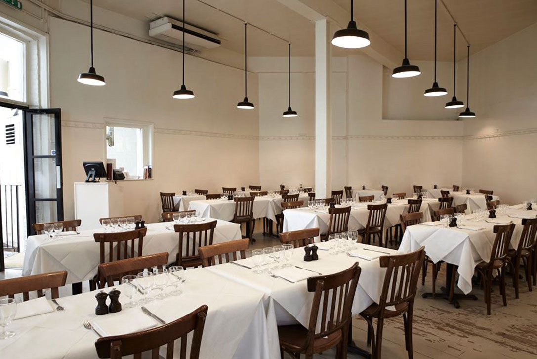 »St. JOHN«, London. »Ein Besuch im ›St. JOHN Bread and Wine‹ in Spitalfields ist der perfekte Abschluss eines Tages in den Galerien von East London. Das No-Frills-Ambiente lässt den Kunsteindrücken Raum im Kopf zum Nachwirken, während man sich dem echt britischen Nose-to-Tail-Eating widmet.«