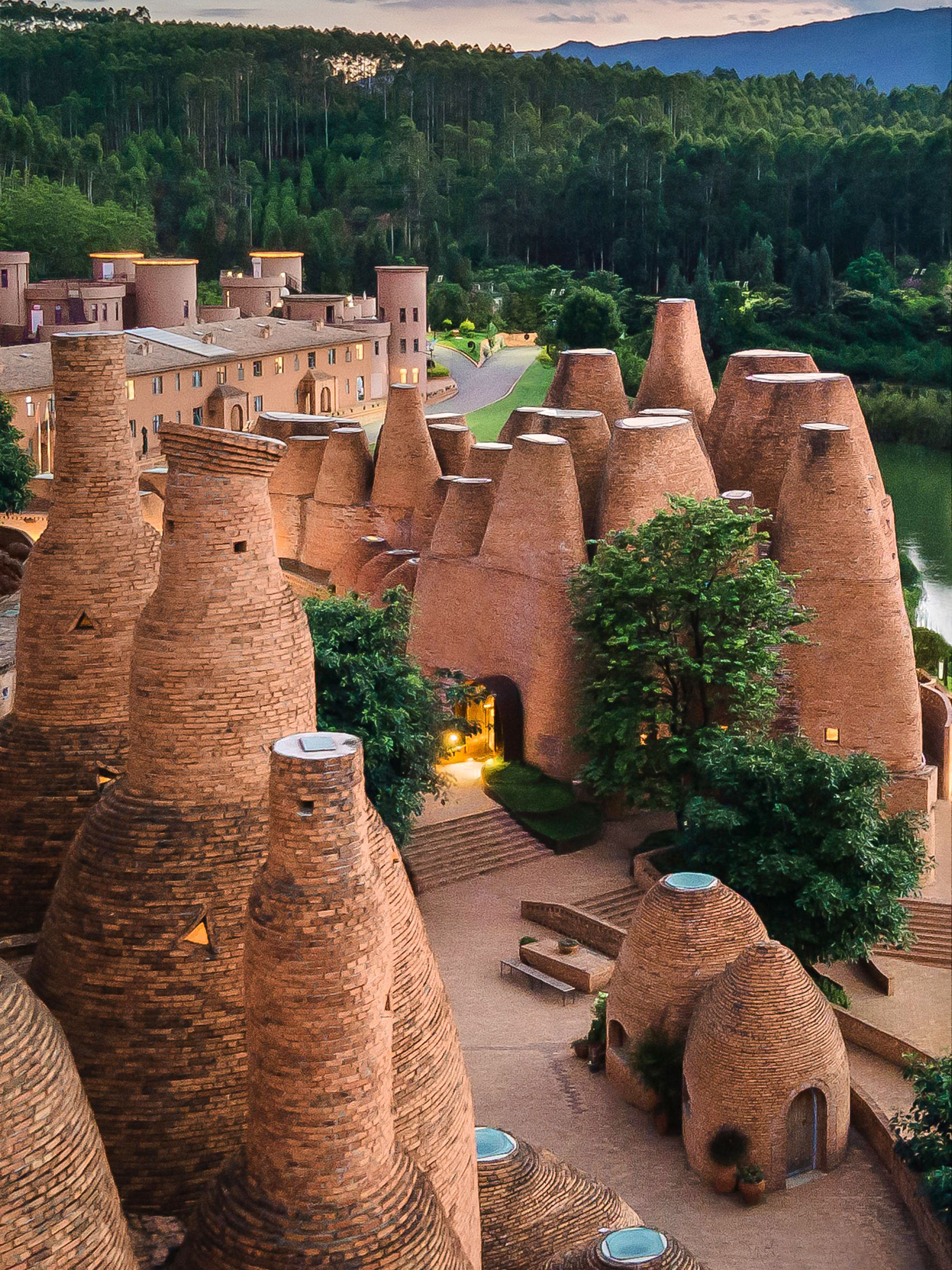 50% Cloud Restaurant, China,&nbsp;inspiriert von Termitentürmen in der südchinesischen Provinz Yunnan.&nbsp;In der Kleinstadt Mile bauten der Künstler Luo Xu und die Hongkonger Architekten CCD diesen Hotel- und Restaurantkomplex aus organisch ineinandergreifenden Backstein-türmen. Der außergewöhnliche Kuppelbau kommt gänzlich ohne Metall aus. ccd.com.hk