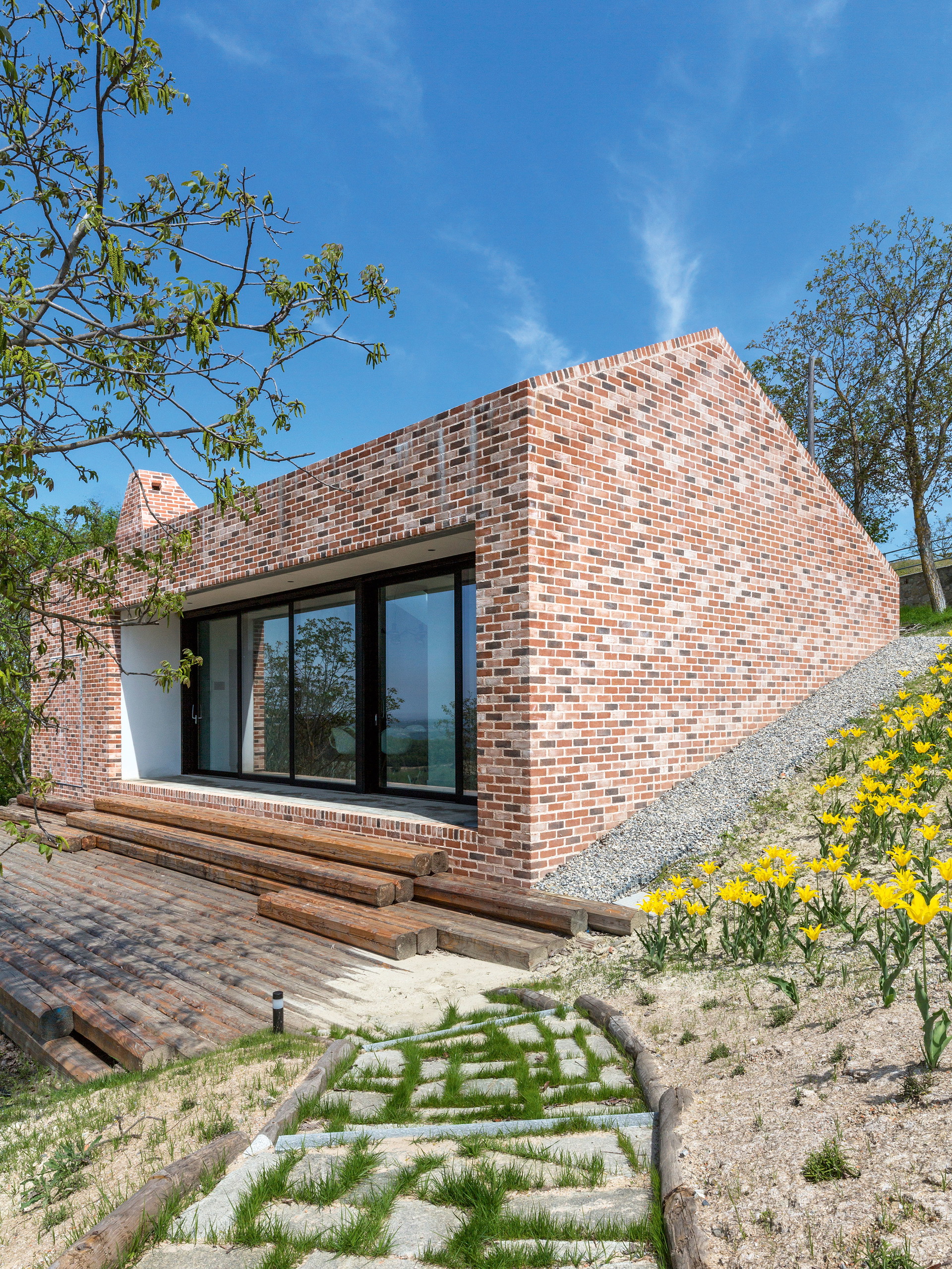 Wohnhaus in Cigliè, Italien. In der Nähe der mittelalterlichen Stadt Cigliè ließ sich ein Rotterdamer Ehepaar nieder und beauftragte das italienische Studio Ata mit der Planung eines schönen, aber einfachen Sommerhäuschens. Als Fassadenmaterial wählten die Architekten eine unsortierte Mischung, die dem Haus einen robusten, archaischen Eindruck verleiht. studioata.com