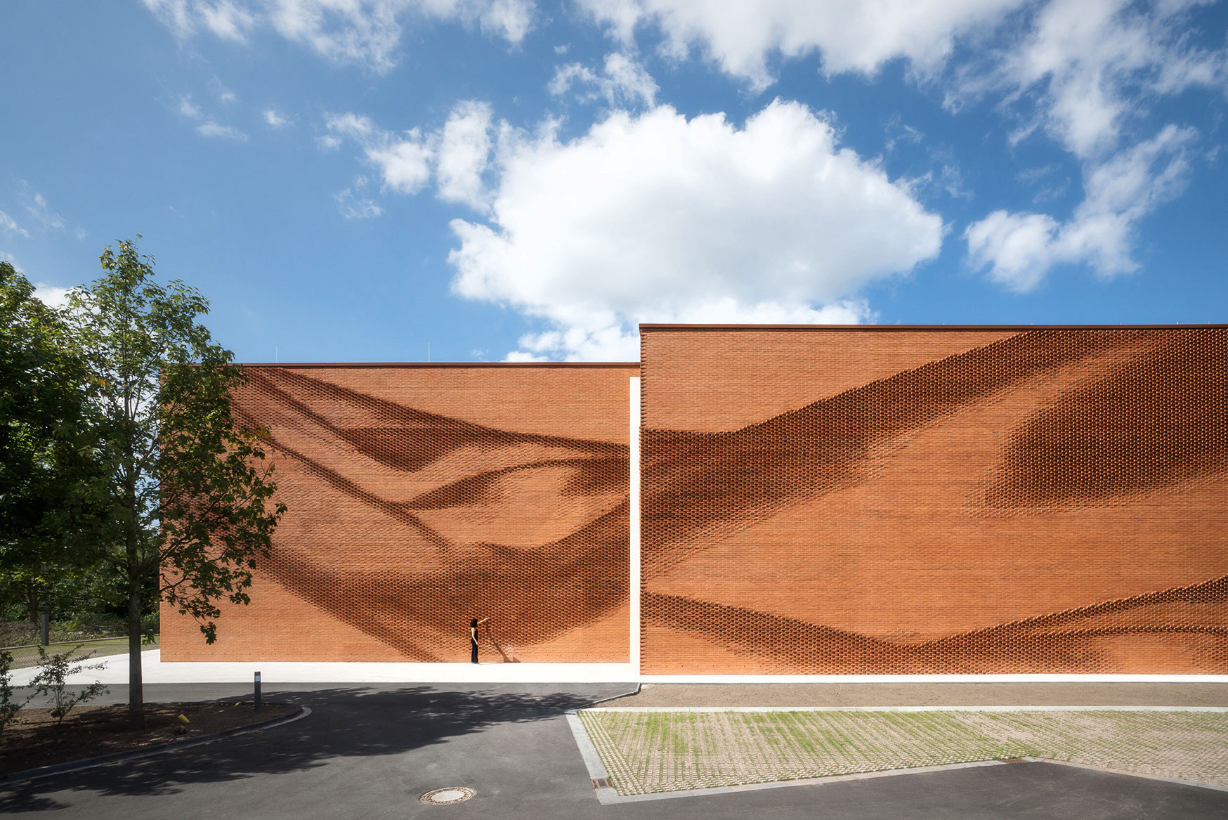 Deutscher Textilverband, Münster. Die Weichheit eines harten Materials zeigt sich an der Nordfassade dieses ungewöhnlichen Verwaltungsbaus in Münster. Die Behet Bondzio Lin Architekten drehten einige der insgesamt 74.000 Ziegel aus der Achse und schufen auf diese Weise einen parametrischen, scheinbar luftig leichten Faltenwurf. 2bxl.com