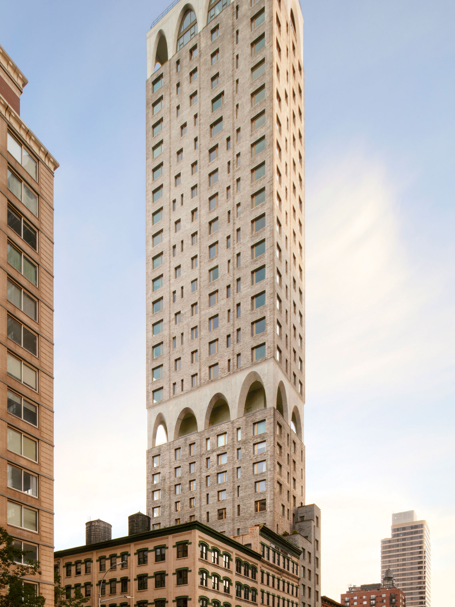 180 East 88th Street Tower, New York. Inspiriert von der Materialität und den parabolischen Bögen des spanischen Ausnahmekünstlers Antoni Gaudí errichteten die DDG Architects dieses Wohnhochhaus auf der Upper East Side aus knapp 600.000 Ziegeln. Neun der insgesamt 47 Wohnungen sind noch zu haben. Die Preise bewegen sich zwischen 1,3 und 16,8 Millionen US-Dollar.&nbsp;180e88.com, ddgpartners.com