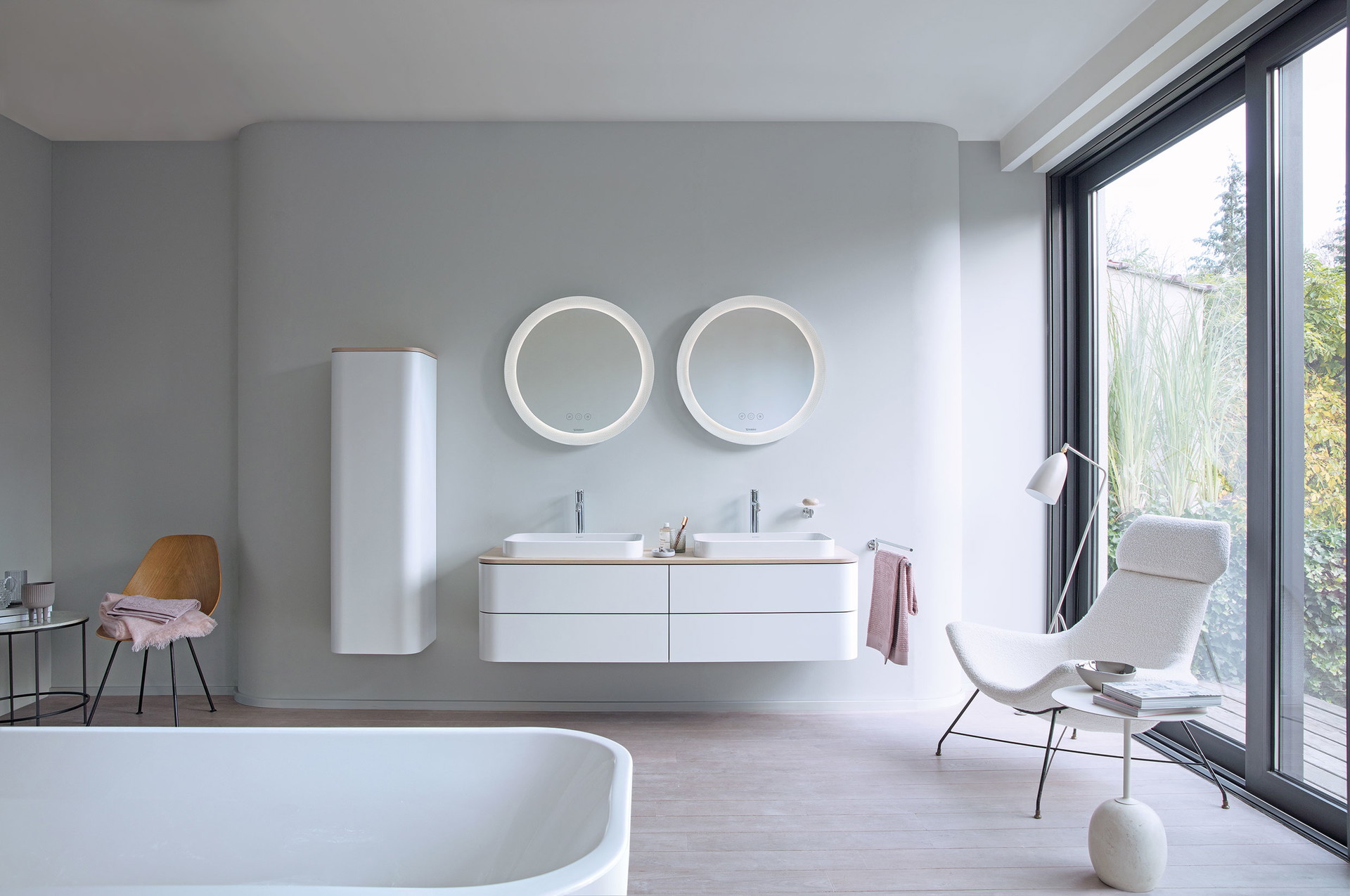 Rückzugsort: Ein bequemer Fauteuil samt Lesetisch und Stehlampe verwandelt das Bad in einen Ort, an dem man sogar arbeiten kann. duravit.de