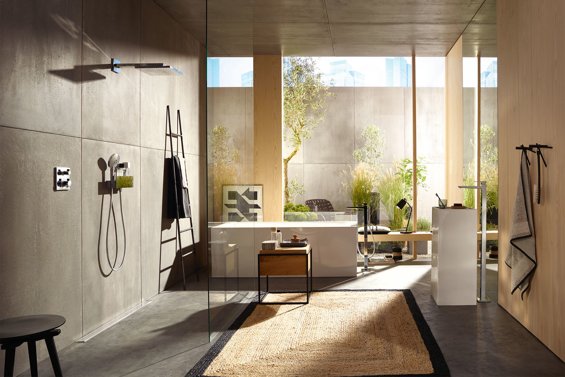 Südliches Flair: Tageslicht im Bad erhöht den Wellness-Faktor: Helle, weitläufige Räume und ein Sitzplatz mit Blick in die Natur laden zum Verweilen ein. hansgrohe.de