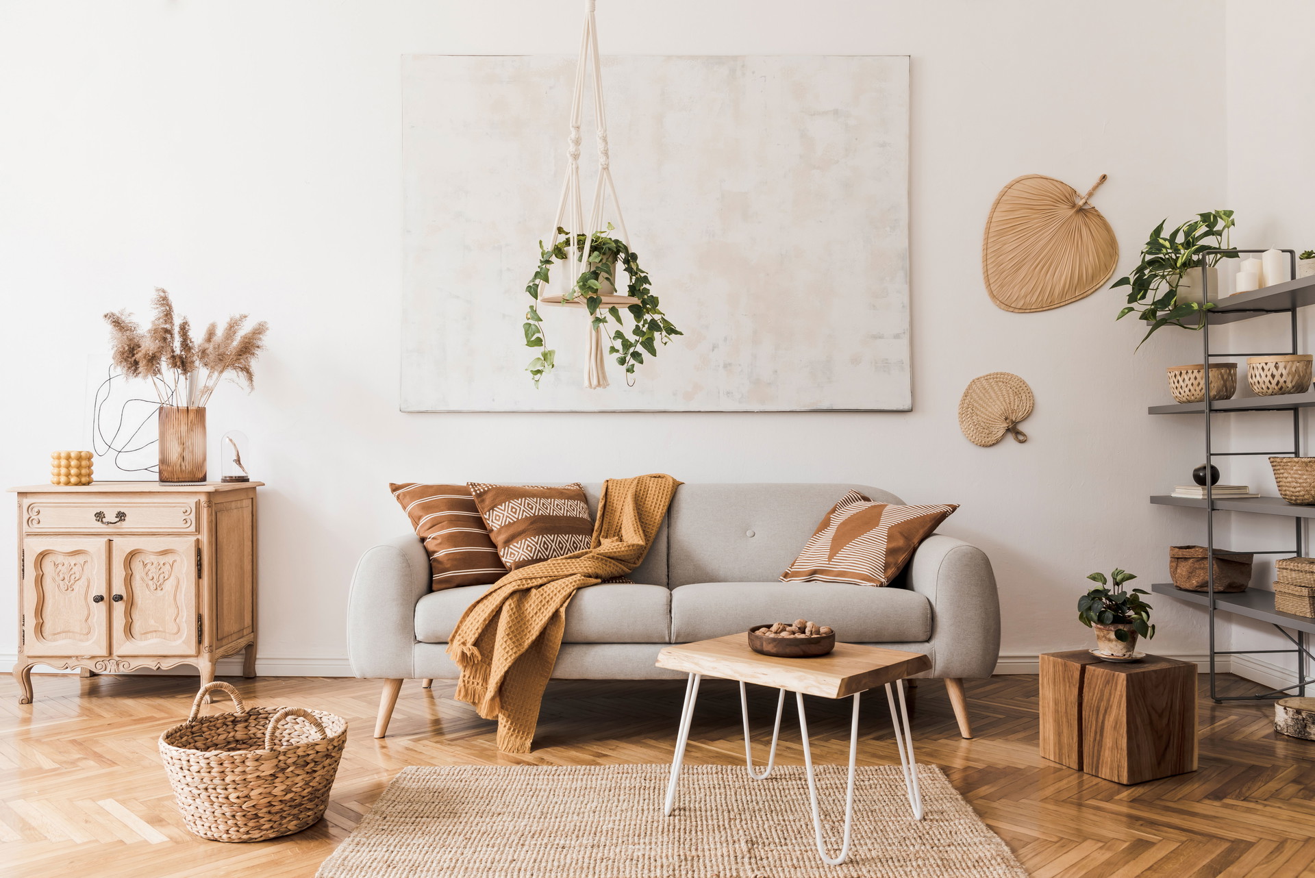 Es muss nicht immer bunt sein: Die moderne Variante des Bohemian Looks ist dezenter und zurückhaltender, strotzt aber trotzdem vor stilvoller Natürlichkeit und Lebendigkeit. Must-have: viele gemusterte Pölster und Decken.