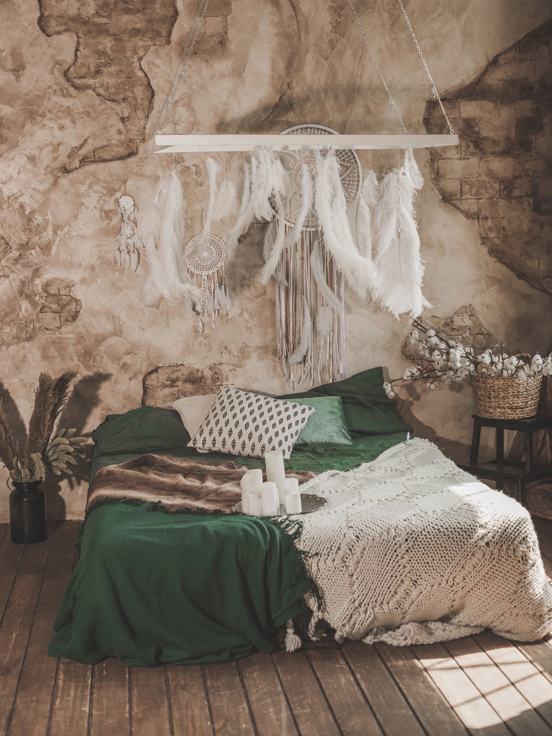 Auch das Schlafgemach kann im Boho-Stil eingerichtet werden.Traumfänger sind hier gern gesehen, genauso wie Kerzen oder andere Feel-Good-Dekoelemente.