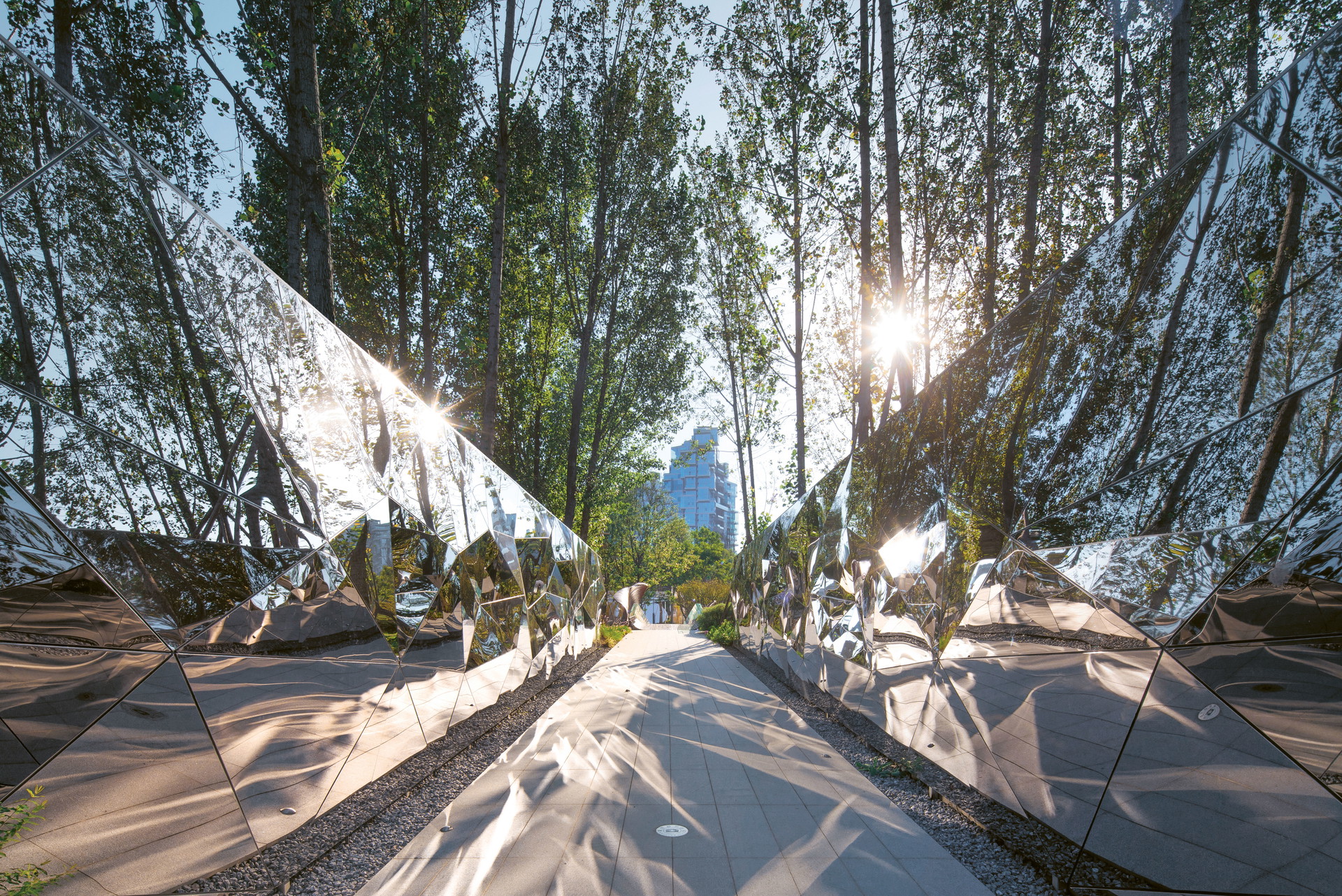 Canyon aus Licht: Lustvolles Spiel mit Reflexionen im Cloud Paradise Park in Chengdu, erdacht von Z+T Studio.