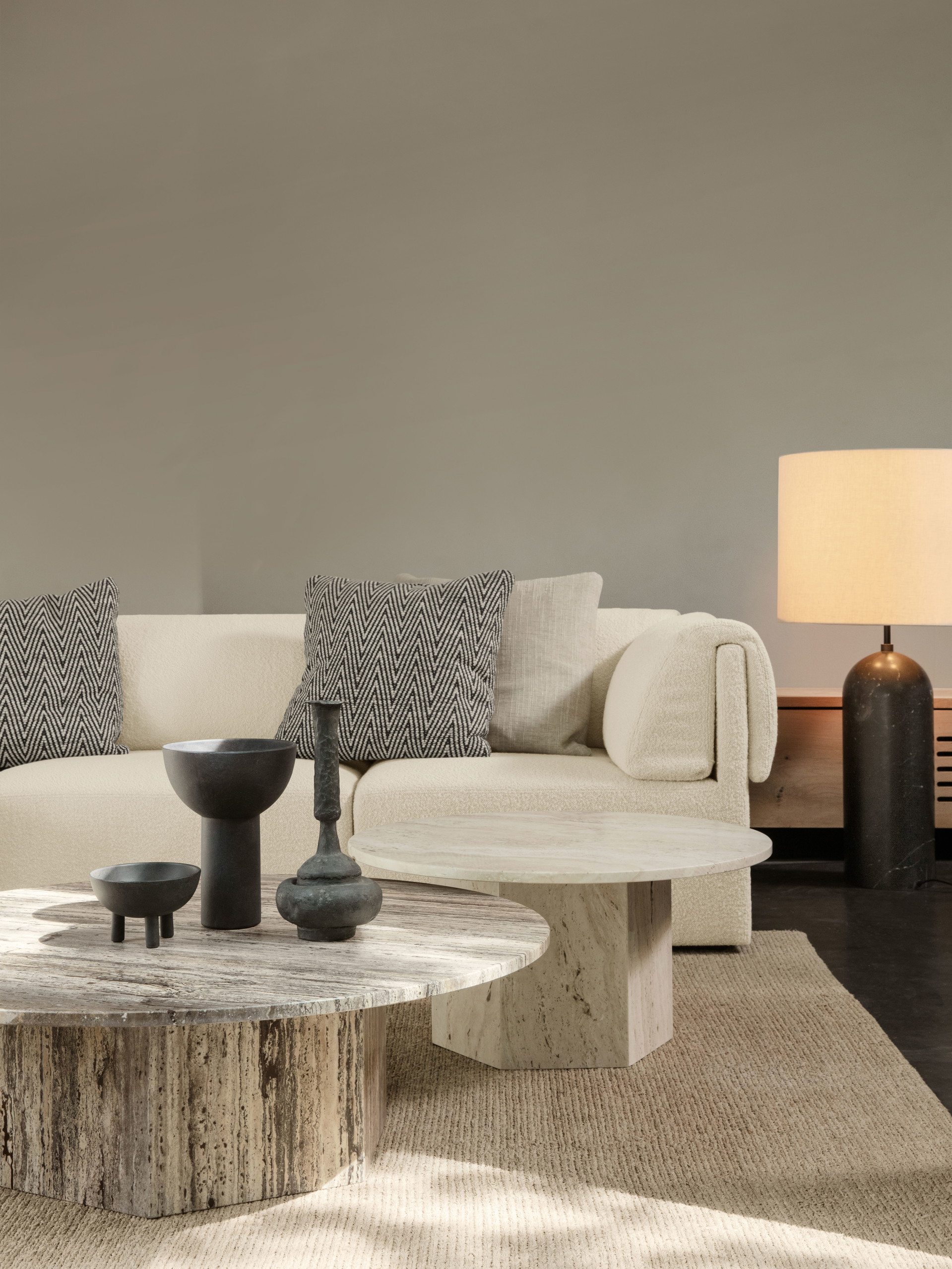 70s-Vibes: Das »Wonder Sofa« wurde mit der Intention entworfen, die Großzügigkeit von Hotel-Lobbys ins eigene Zuhause zu holen.&nbsp;