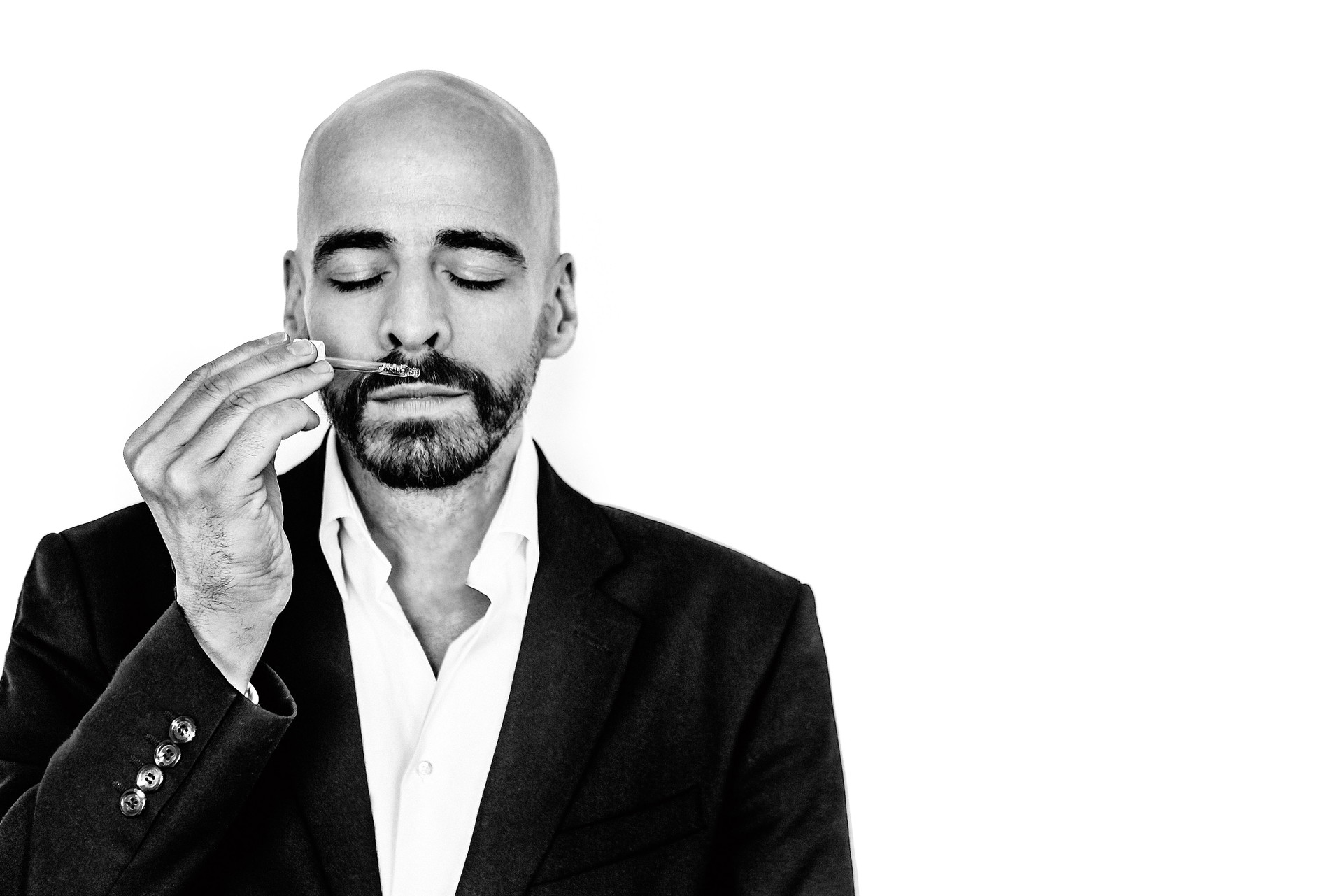 Schnupperabo: Künstler, Philosoph und Parfümeur Paul Divjak beschäftigt sich intensiv mit transdisziplinären Schnittstellen im Duftkosmos. pauldivjak.com