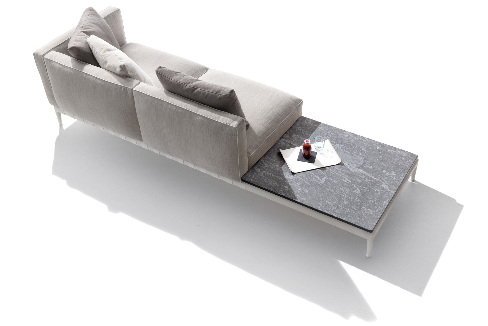 Chillig: Architekt und Desinger Antonio Citterio arbeitete bereits als Student für Flexform. Dem Unternehmen blieb er stets verbunden. Aktueller Wurf sind die Outdoor-Sofamodule der »Atlante«-Serie. flexform.it