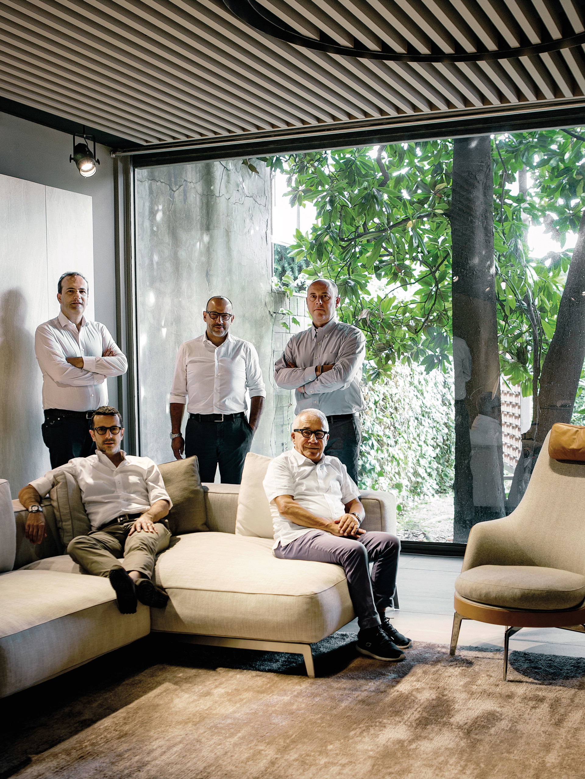 Familienaufstellung: Die Galimbertis führen bereits in dritter Generation die Geschicke bei Flexform. Im Bild: Luca, Saul und Giuliano (stehend v. l.). Auf der Couch: Matteo und Pietro (v. l.).