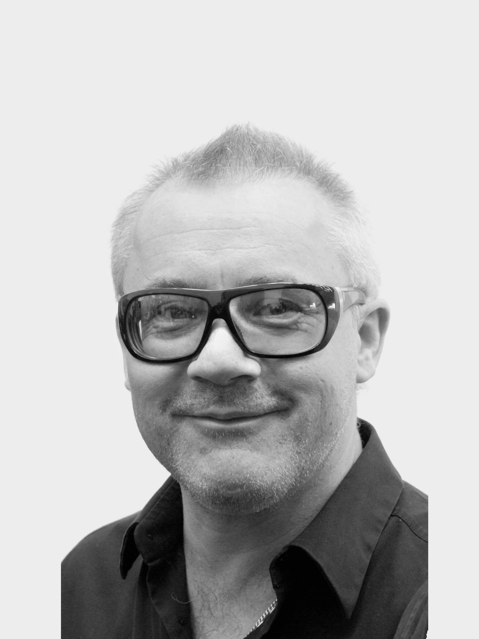 Luftig: Zum Zehn-Jahres-Jubiläum von Alexander McQueens »Skull Scarf« designte Kunst-Superstar Damien Hirst&nbsp;30 neue Schals mit Insekten, Käfern und Schmetterlingen und inszenierte die Stücke als »Seidenballett«.