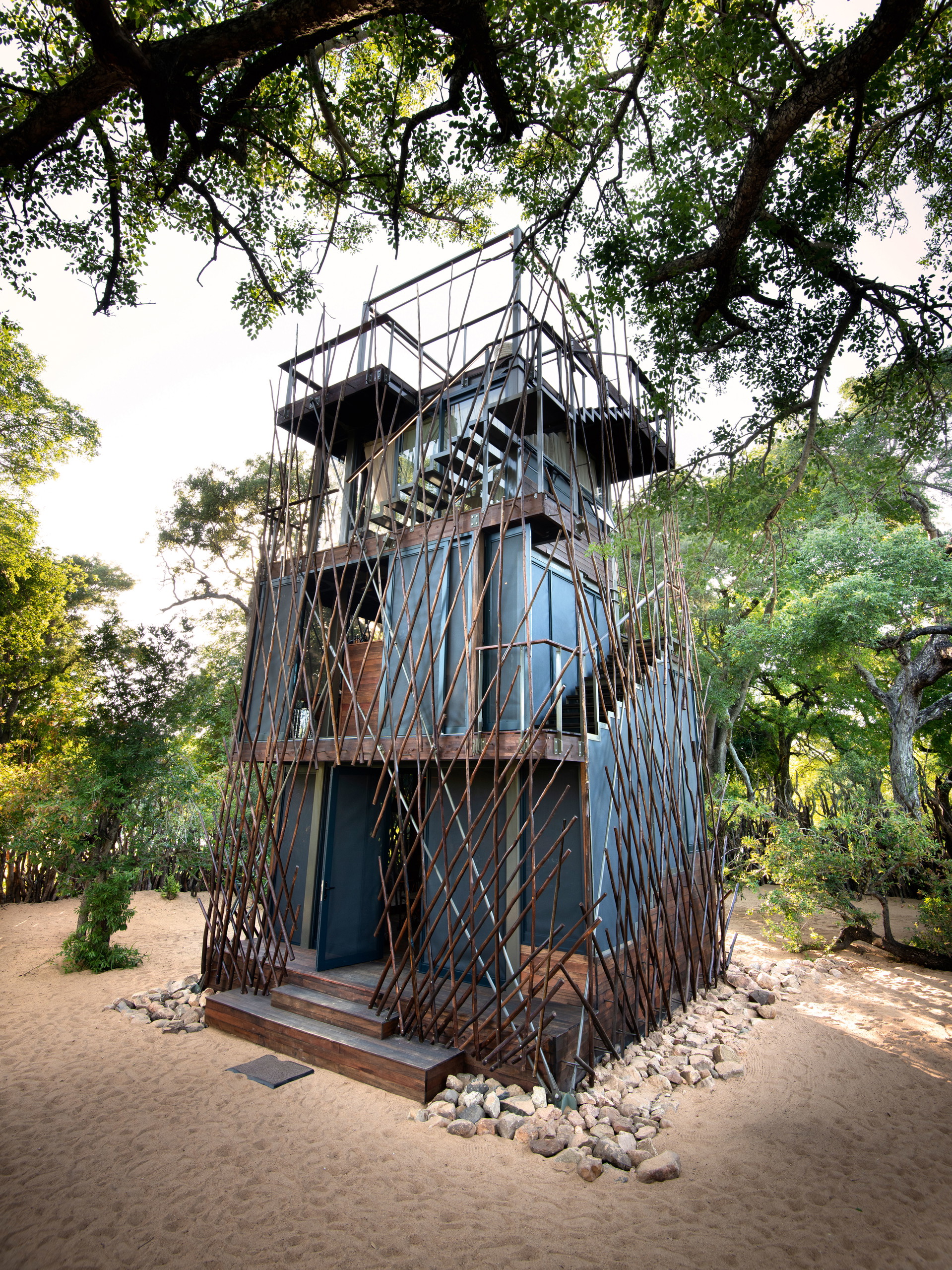 Ngala Treehouse, Südafrika: Romantischer Urlaub fernab von Menschen, dafür inmitten von Löwenrudeln und Giraffenhälsen. Im »Ngala Treehouse«, das von der Luxushotelkette »&amp;BEYOND« betrieben wird, ist genau das möglich. Das viergeschoßige Haus inmitten eines abgezäunten Gartens bietet alle Annehmlichkeiten, die man braucht – von Küche über Speiselift bis Open-Air-Wohnzimmer im letzten Stock. Ab 500 Euro pro Nacht. andbeyond.com, foxbrowne.com, alexanderwalt.com