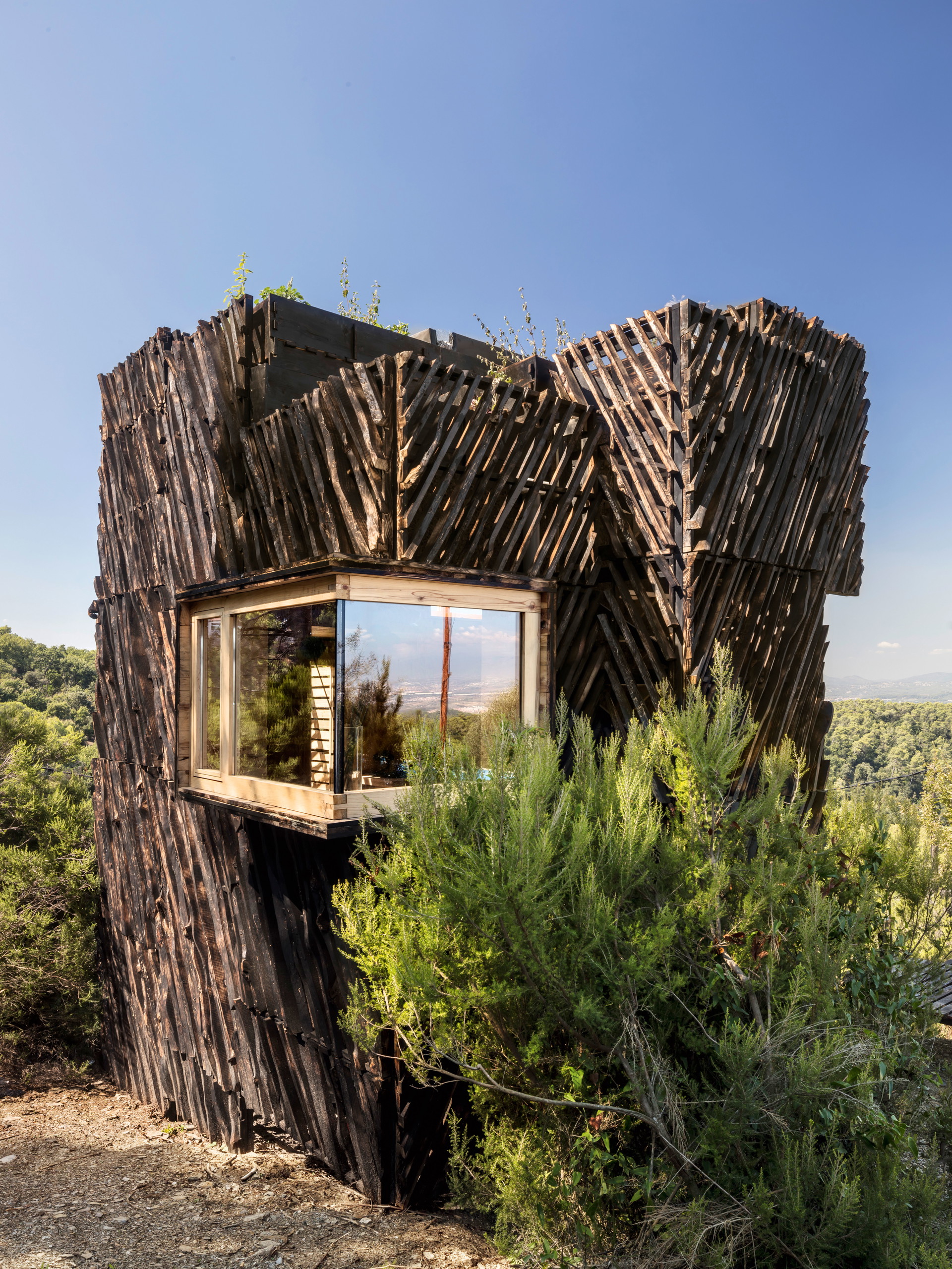 Voxel-Quarantänehotel, Spanien: Gemeinsam mit Studierenden des Institute for Advanced Architecture of Catalonia (IAAC) bauten die beiden Architekten Daniel Ibáñez und Vicente Guallart im Collserola-Park in Barcelona diese CO2-neutral errichtete Holzhütte aus vorgefertigten CLT-Paneelen und beflammten Shou-Sugi-Ban-Brettern an der Fassade. Der Rohstoff stammt aus dem Park, geduscht wird im Freien.&nbsp;iaac.net