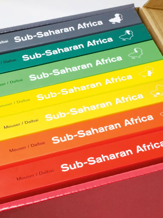 Sub-Saharan Africa: Architectural Guide.&nbsp;Ein beeindruckendes Werk: In sieben Bänden wird die vielfältige Architektur­ge­schichte der Subsahara-Länder vorgestellt. Mehr als 350 Autorinnen und Autoren, viele davon aus Afrika, haben Texte beige­steuert, unter ihnen auch der Shootingstar Mariam Kamara.&nbsp;Verlag: DOM publishers, Preis: 152,20 Euro.