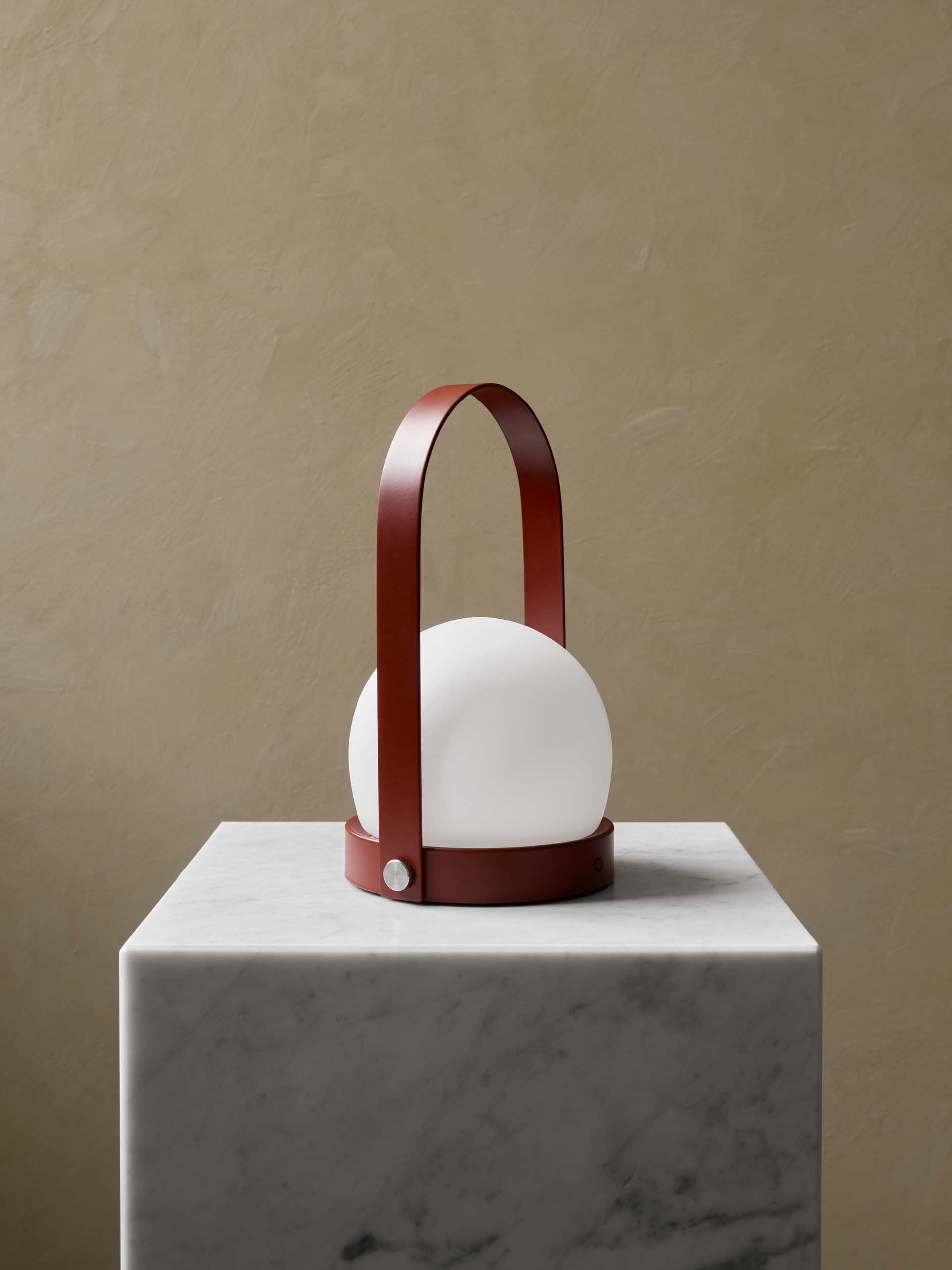 Bitte zu Tisch: Tragbare Eleganz verspricht die »Carrie Table Lamp«, die mit angenehmem LED-Licht überzeugt. menuspace.com