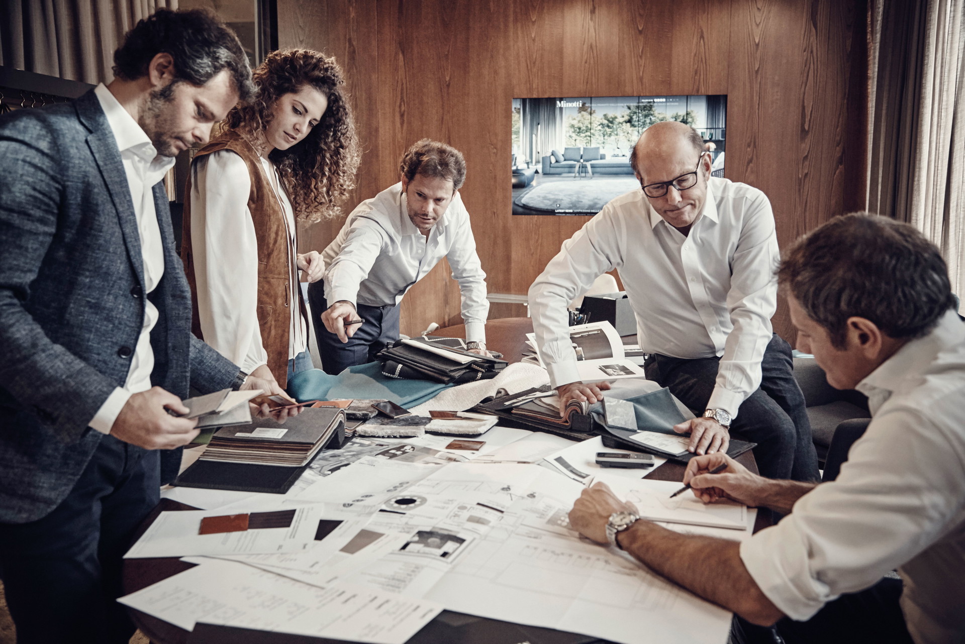 Die Minotti-Familie: Von links: Alessandro Minotti, Susanna Minotti und Alessio Minotti (dritte Generation), Renato Minotti und Roberto Minotti (Co-CEOs und zweite Generation).&nbsp;