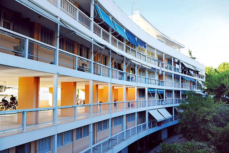 Asyrmatos building: Elli Vasilikioti, 1967. »Das Viertel Asyrmatos, direkt an der Akropolis, war noch in den 60er-Jahren ein Slum. Der soziale Wohnbau war eine mutige Geste und verbesserte nicht nur die Lebensumstände, sondern vermittelte auch Offenheit und Transparenz.«